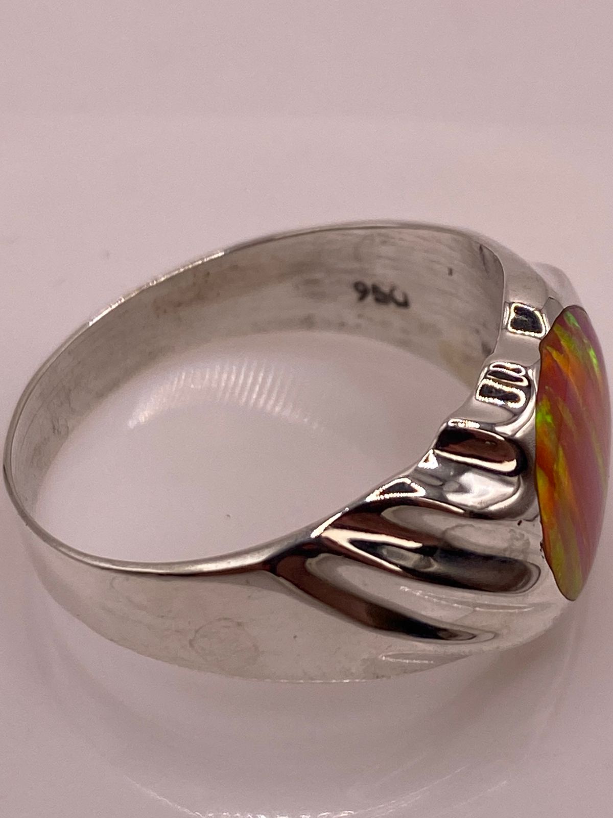 Anillo con Ópalo de Fuego Rosa Iridiscente en Plata Ley .950