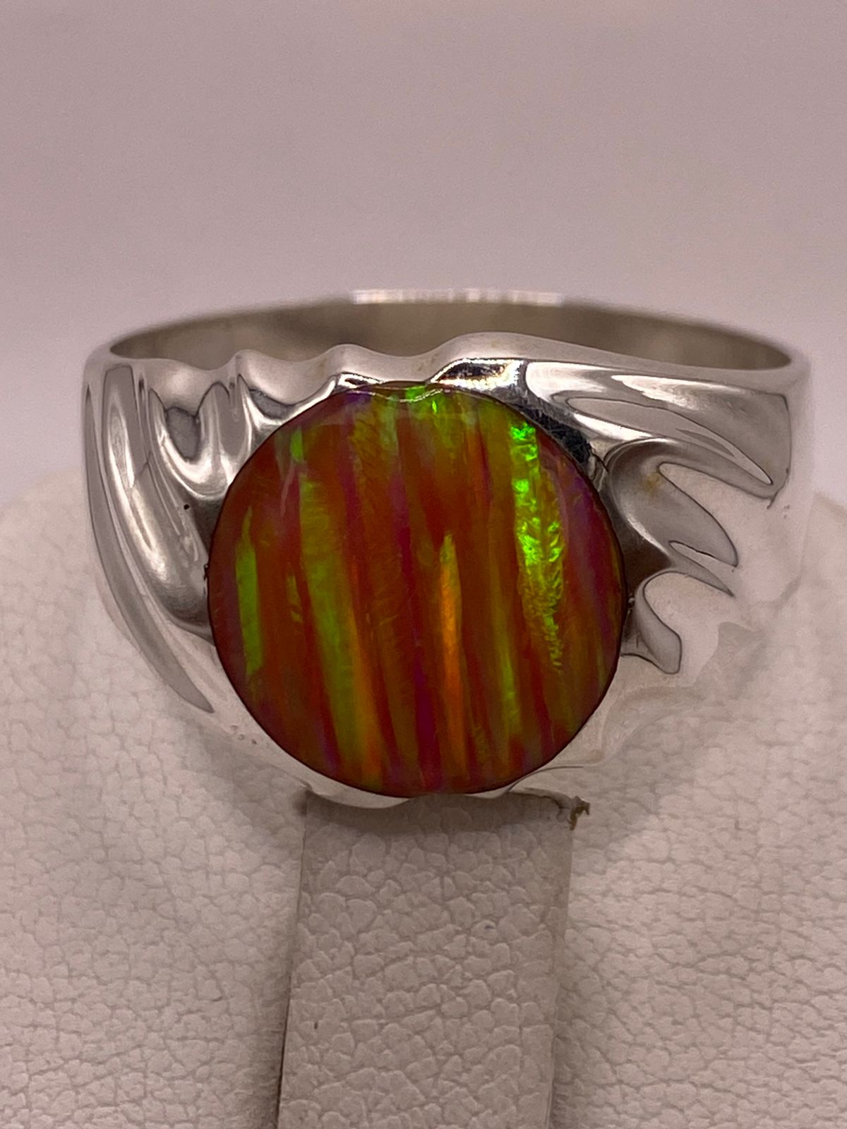 Anillo con Ópalo de Fuego Rosa Iridiscente en Plata Ley .950