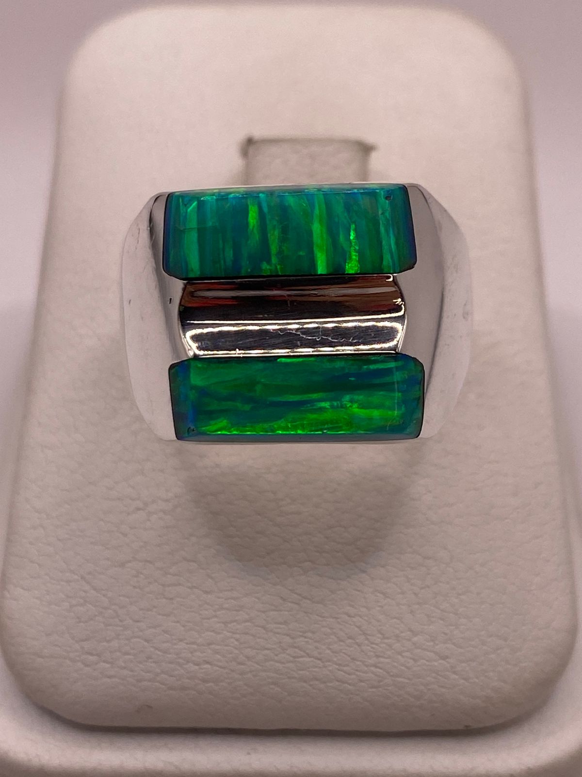 Anillo de Ópalo de Fuego Verde Iridiscente en Plata Ley .925