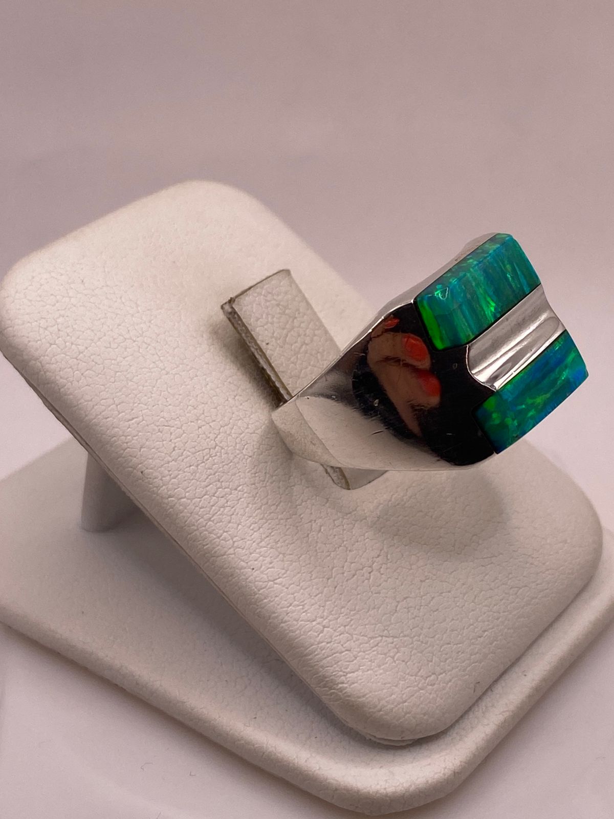 Anillo de Ópalo de Fuego Verde Iridiscente en Plata Ley .925