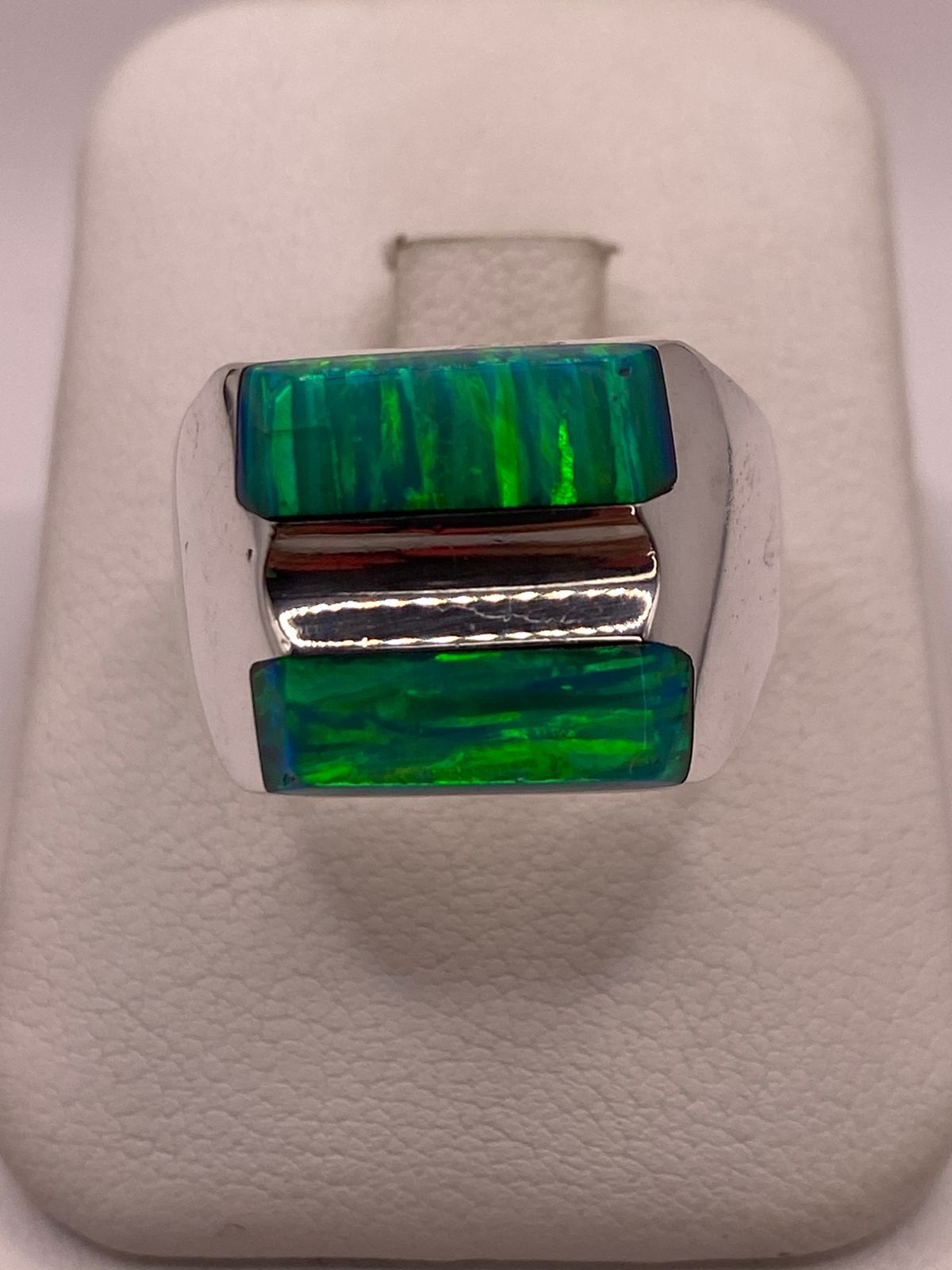 Anillo de Ópalo de Fuego Verde Iridiscente en Plata Ley .925