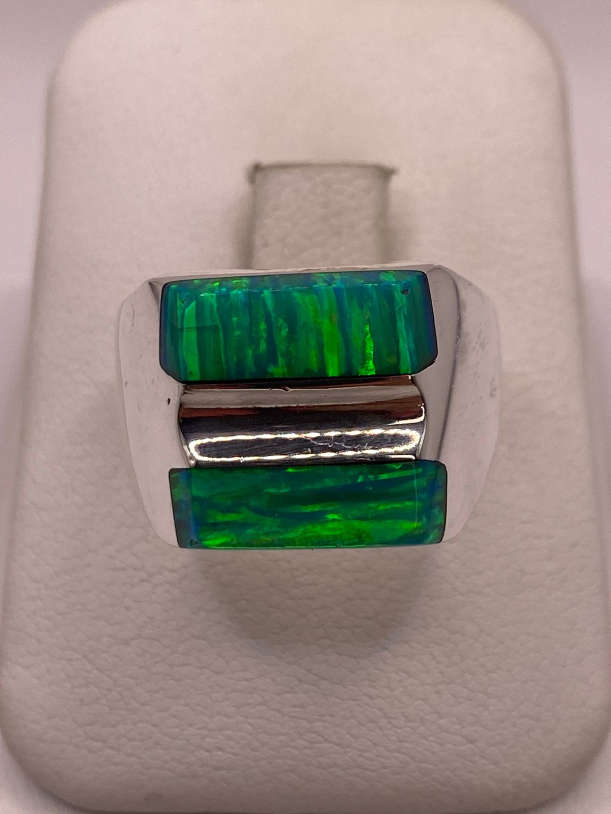 Anillo de Ópalo de Fuego Verde Iridiscente en Plata Ley .925