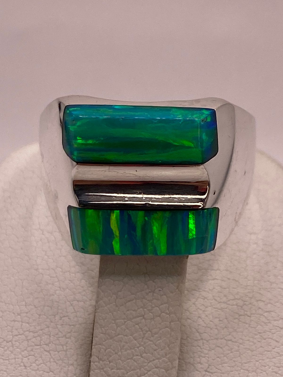 Anillo de Ópalo de Fuego Verde Iridiscente en Plata Ley .925