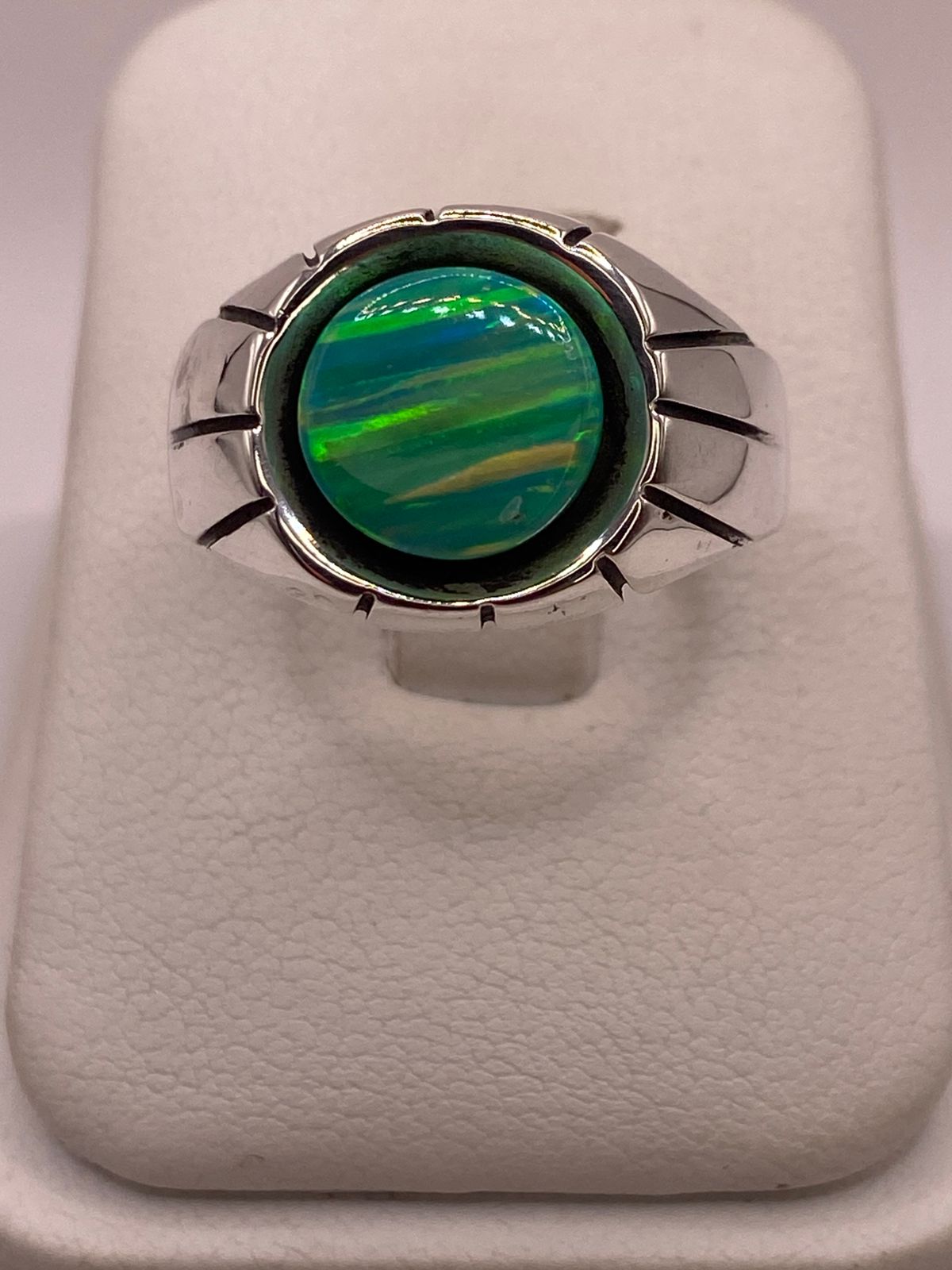 ANILLO DE ÓPALO DE FUEGO VERDE IRIDISCENTE EN PLATA LEY .950