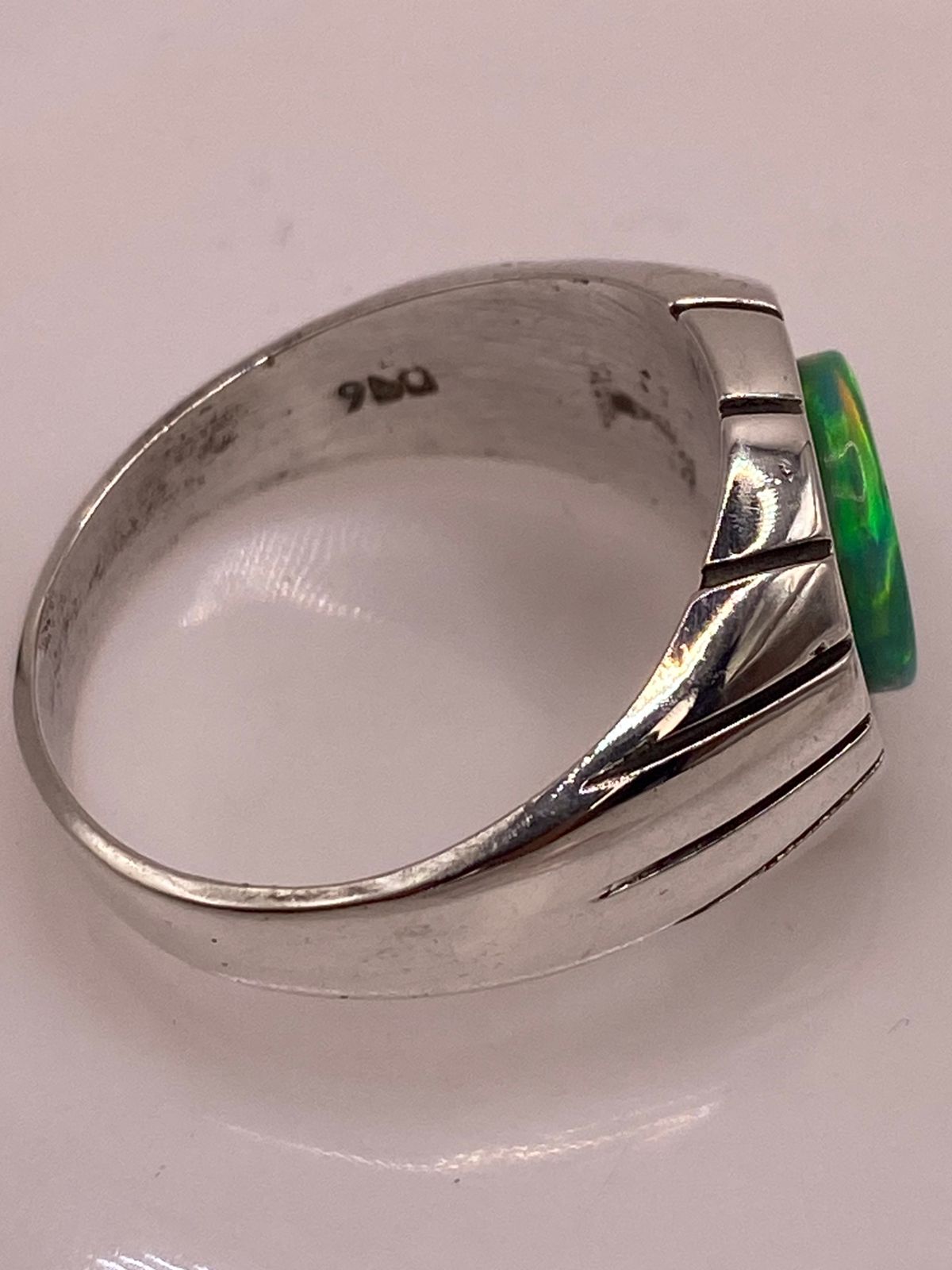 ANILLO DE ÓPALO DE FUEGO VERDE IRIDISCENTE EN PLATA LEY .950
