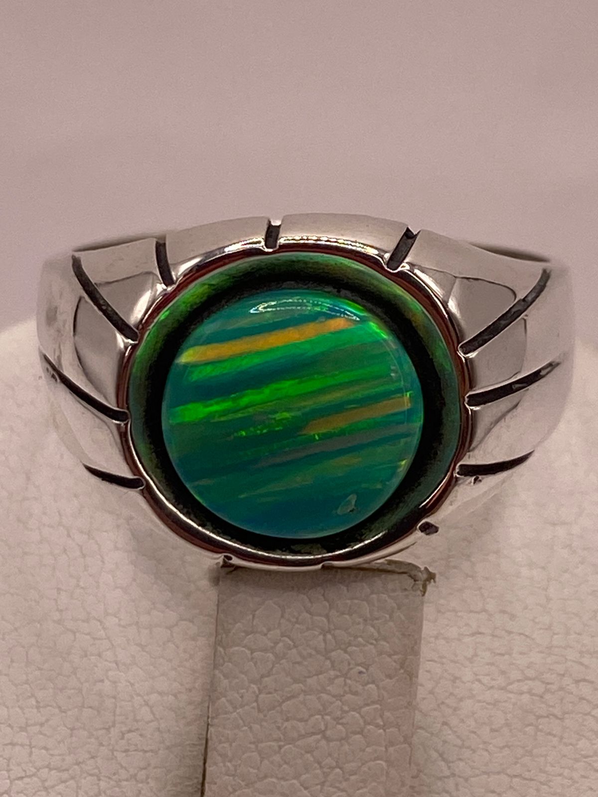 ANILLO DE ÓPALO DE FUEGO VERDE IRIDISCENTE EN PLATA LEY .950