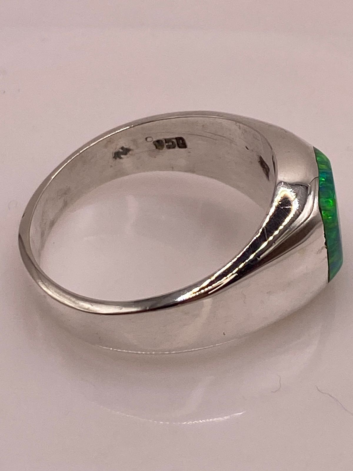 Anillo con Ópalo de Fuego Verde Iridiscente en Plata Ley .950