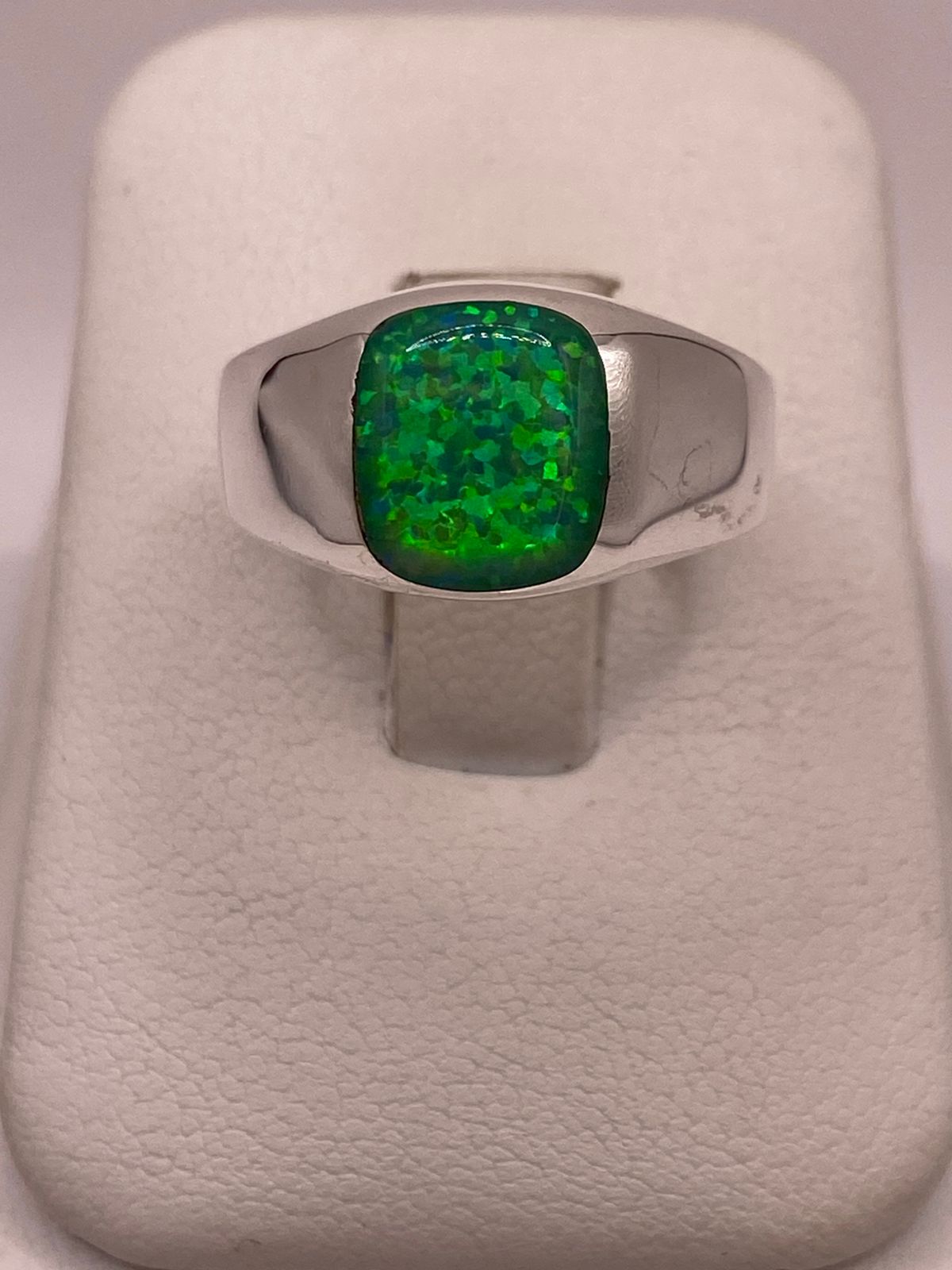 Anillo con Ópalo de Fuego Verde Iridiscente en Plata Ley .950