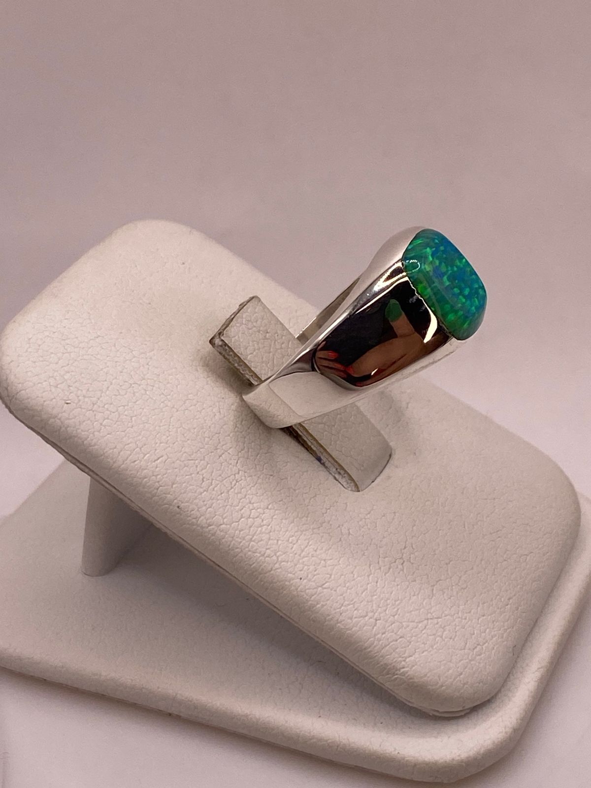 Anillo con Ópalo de Fuego Verde Iridiscente en Plata Ley .950