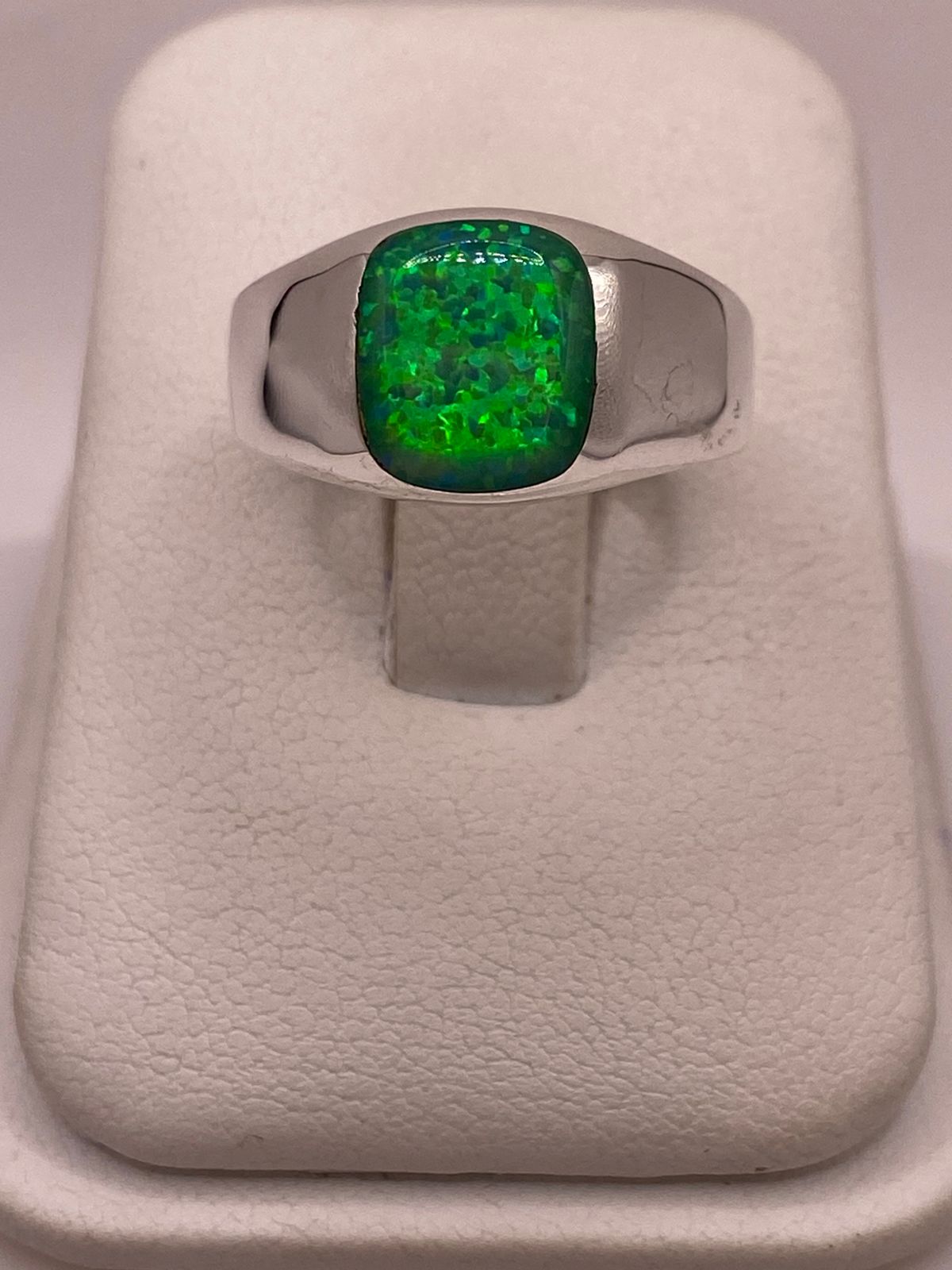 Anillo con Ópalo de Fuego Verde Iridiscente en Plata Ley .950