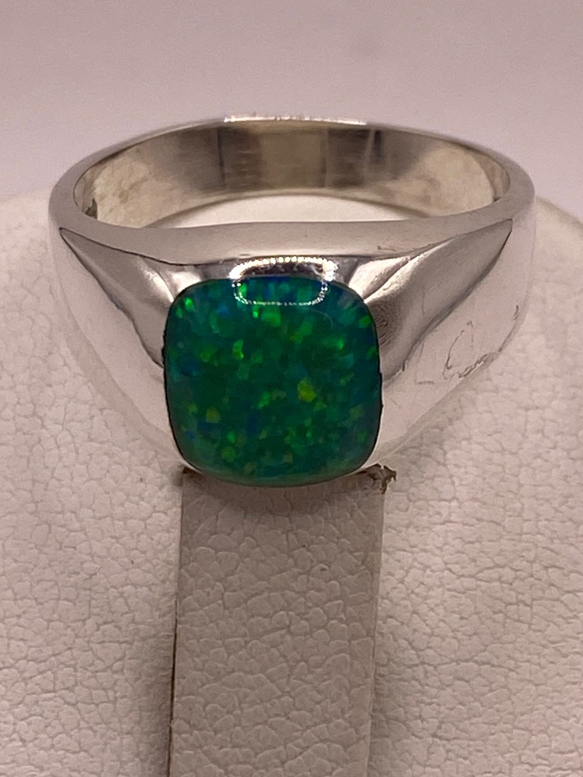 Anillo con Ópalo de Fuego Verde Iridiscente en Plata Ley .950