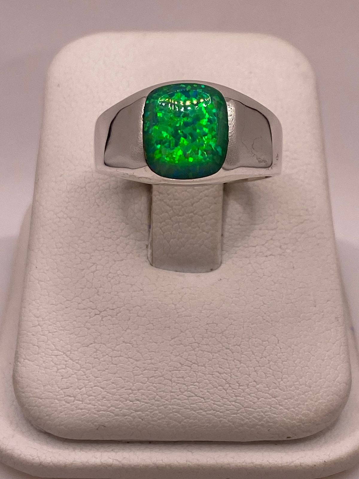 Anillo con Ópalo de Fuego Verde Iridiscente en Plata Ley .950
