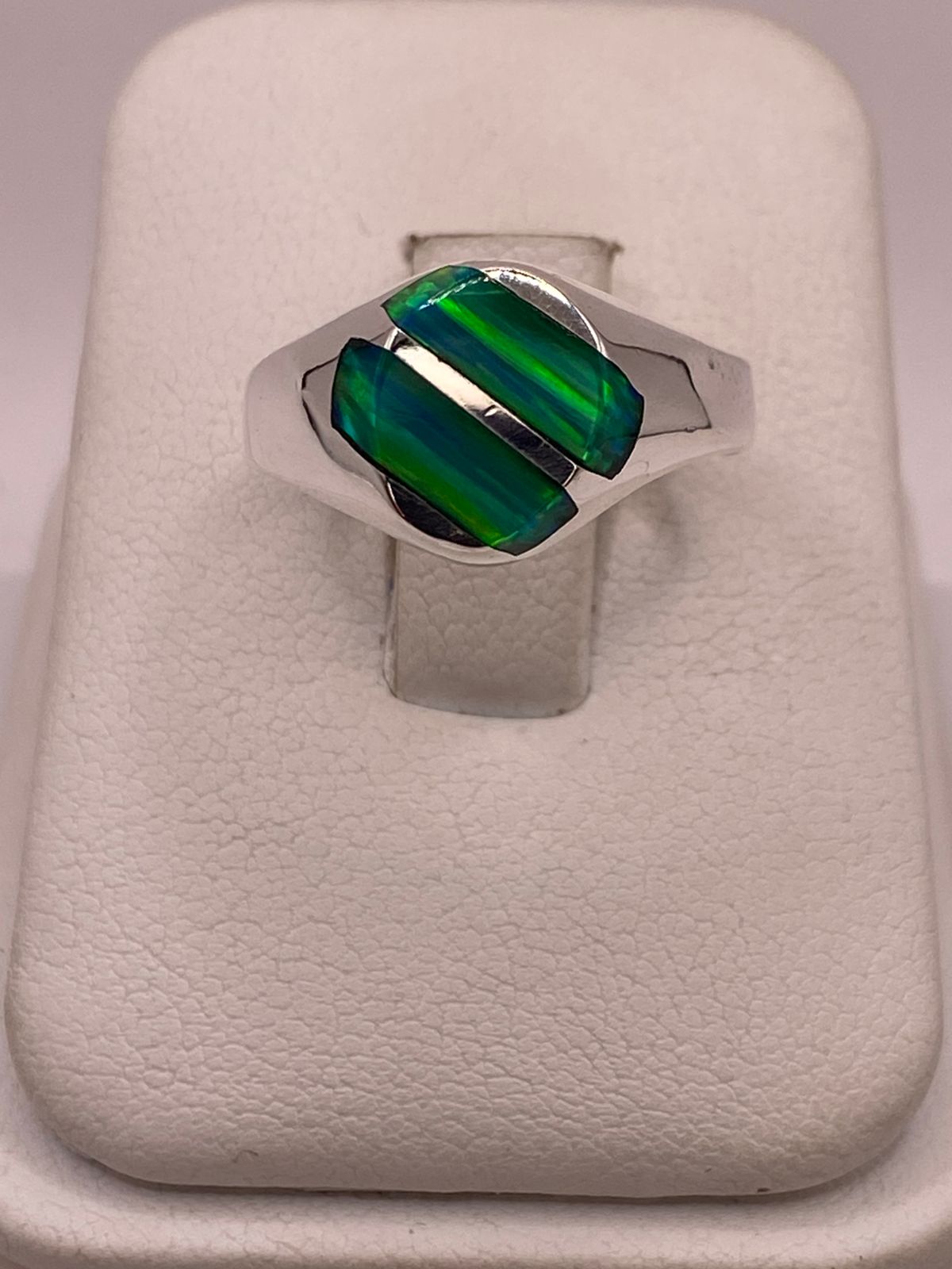 ANILLO DE ÓPALO DE FUEGO VERDE IRIDISCENTE EN PLATA LEY .950