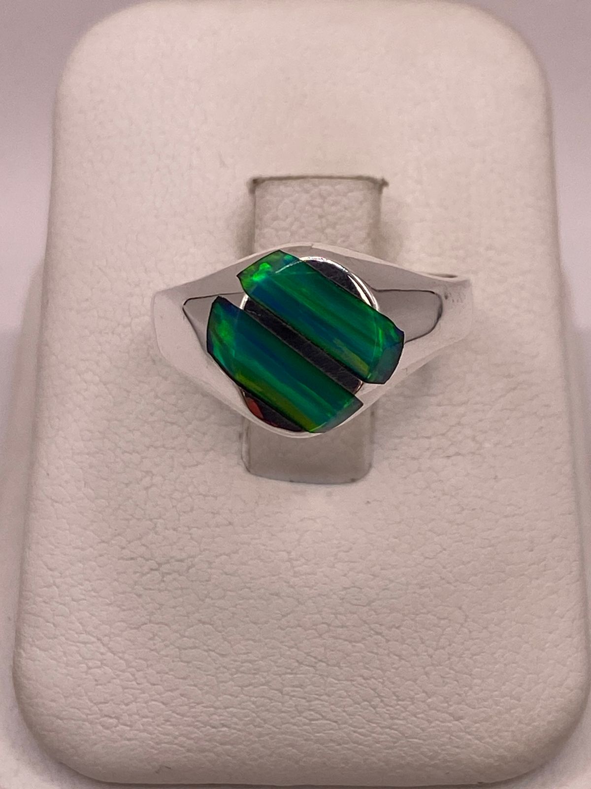 ANILLO DE ÓPALO DE FUEGO VERDE IRIDISCENTE EN PLATA LEY .950