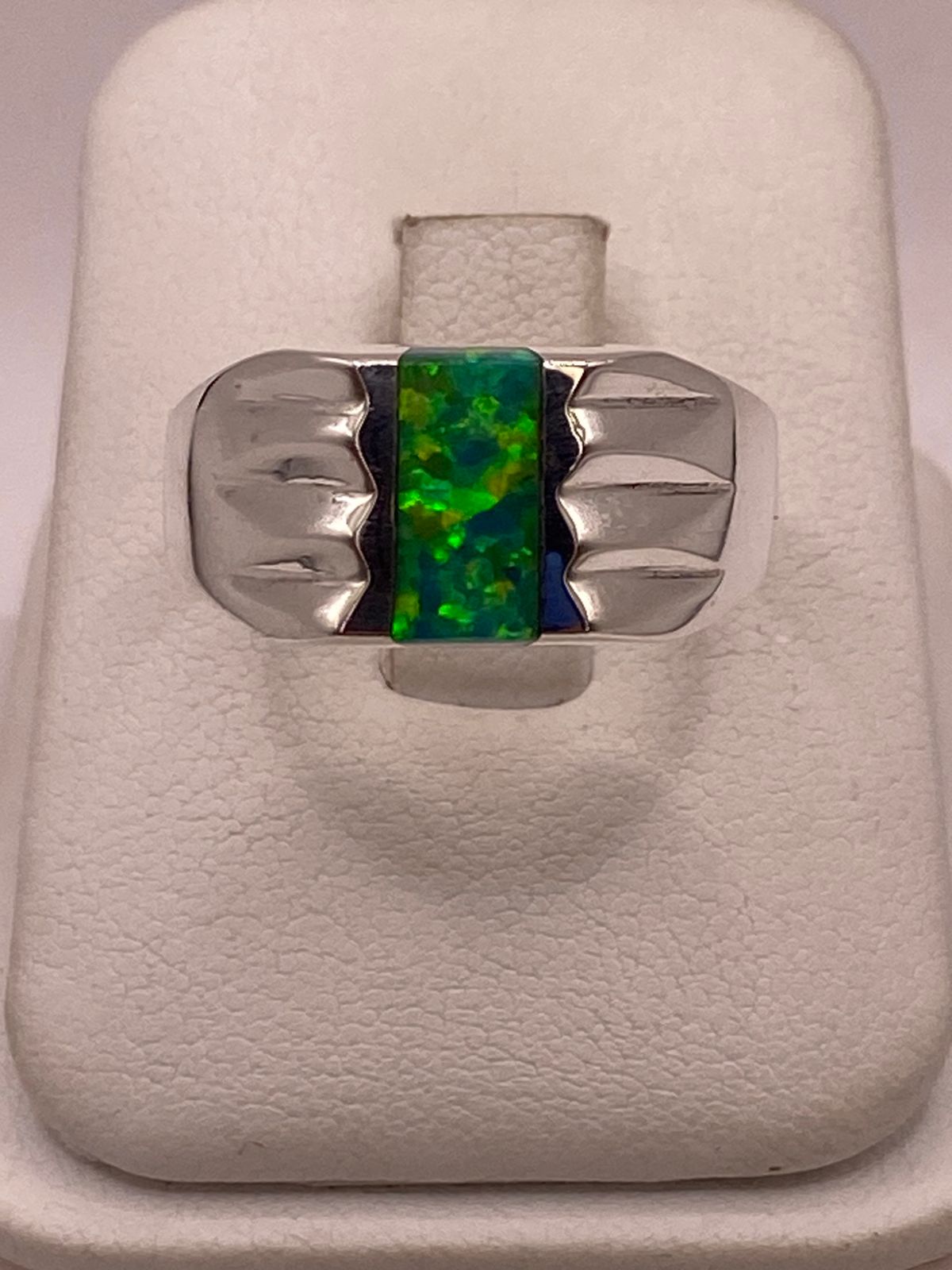 ANILLO CON ÓPALO DE FUEGO VERDE IRIDISCENTE EN PLATA LEY .950