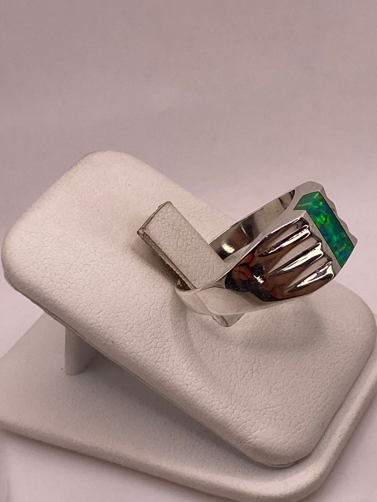 ANILLO CON ÓPALO DE FUEGO VERDE IRIDISCENTE EN PLATA LEY .950