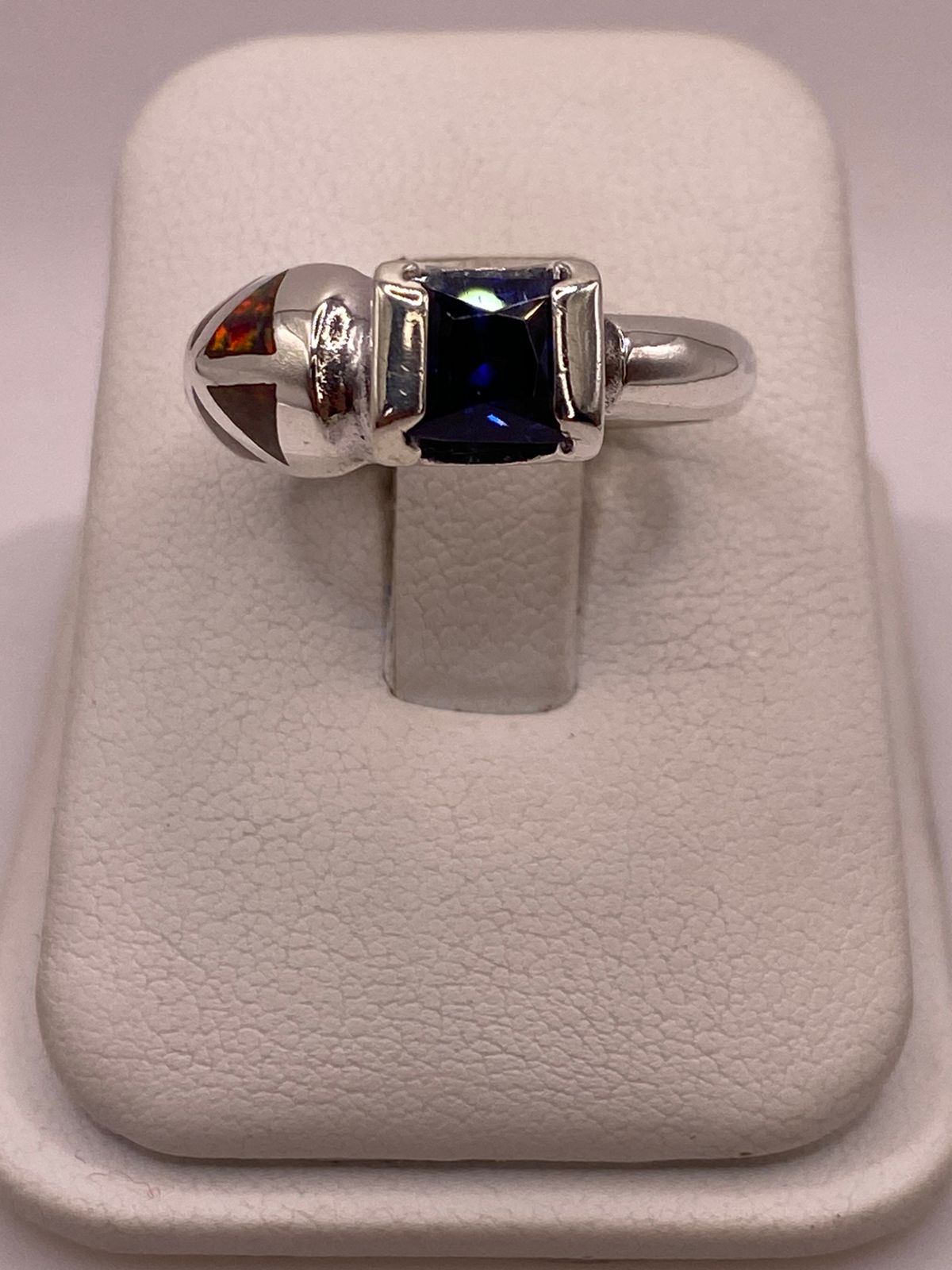 Anillo con Ópalo de Fuego y Zirconia Azul en Plata Ley .950