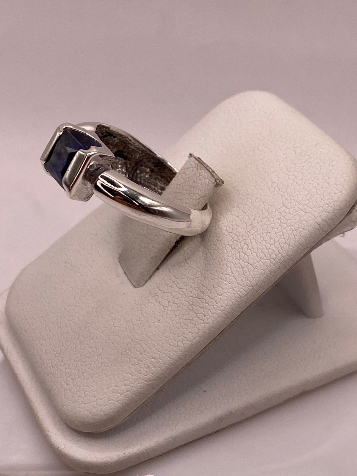 Anillo con Ópalo de Fuego y Zirconia Azul en Plata Ley .950