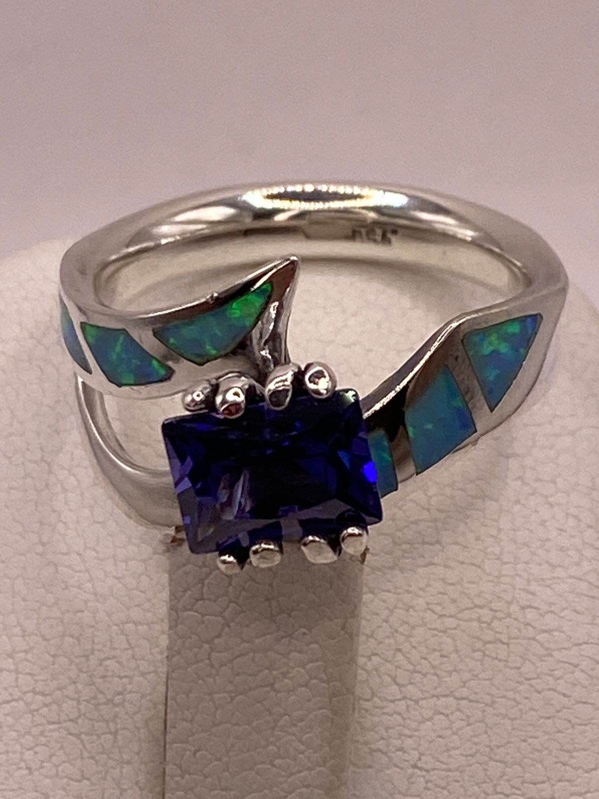 Anillo de Ópalo de Fuego y Zirconia Azul en Plata Ley .950