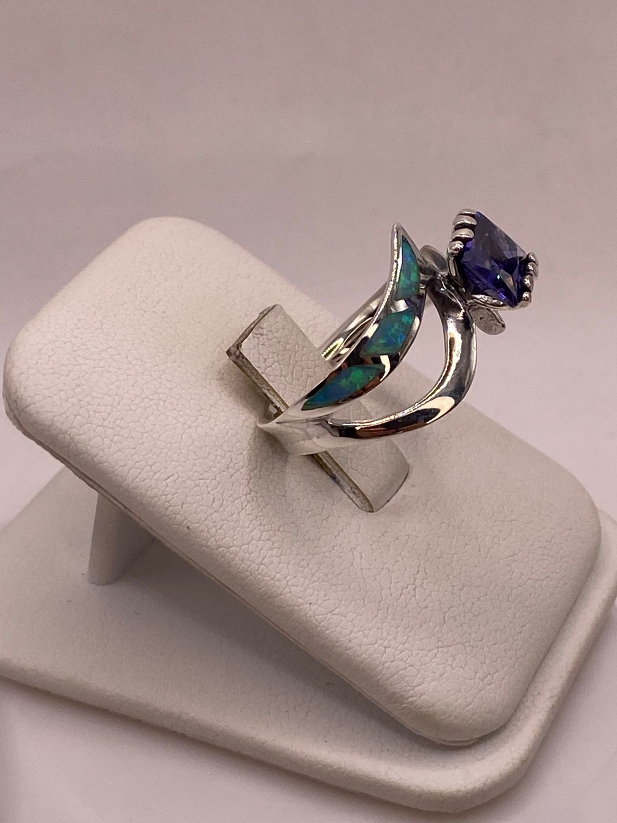 Anillo de Ópalo de Fuego y Zirconia Azul en Plata Ley .950