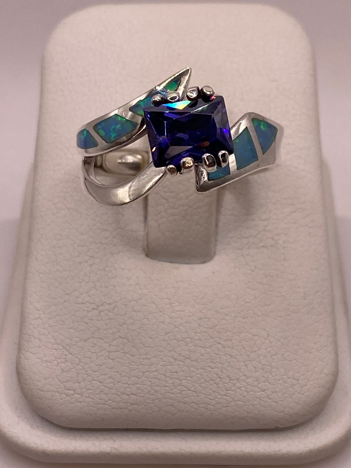 Anillo de Ópalo de Fuego y Zirconia Azul en Plata Ley .950