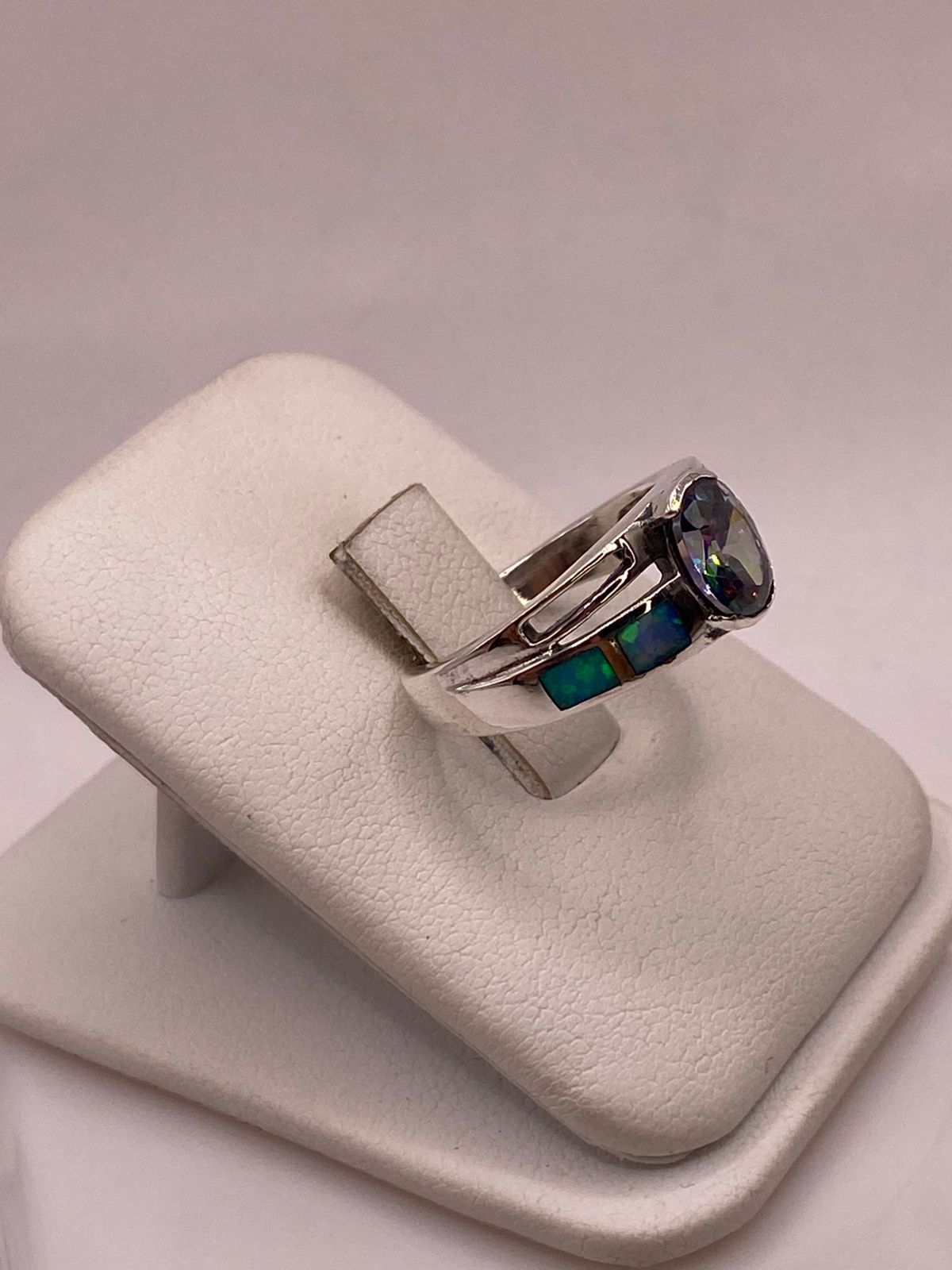 ANILLO CON ÓPALO DE FUEGO Y ZIRCONIA MULTICOLOR EN PLATA LEY .950