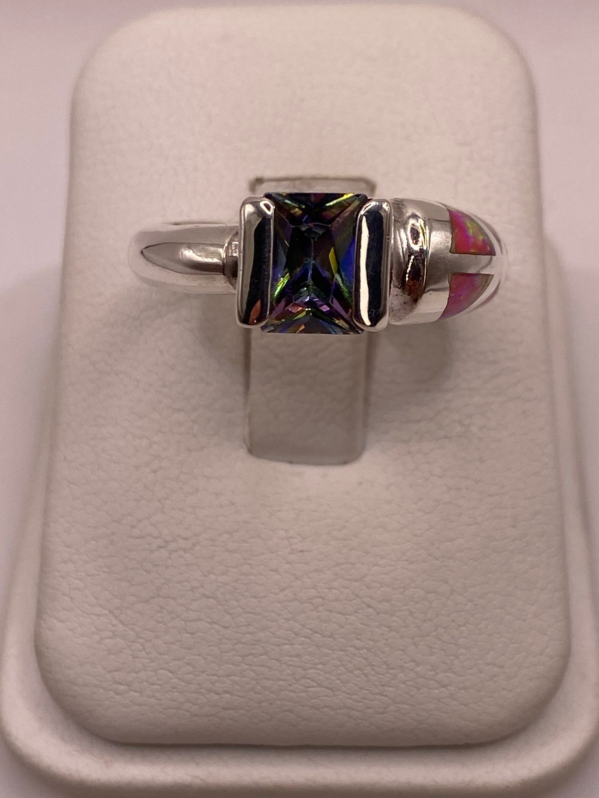 ANILLO CON ÓPALO DE FUEGO Y ZIRCONIA MULTICOLOR EN PLATA LEY .950