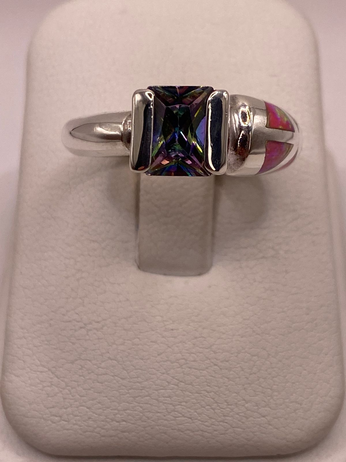 ANILLO CON ÓPALO DE FUEGO Y ZIRCONIA MULTICOLOR EN PLATA LEY .950