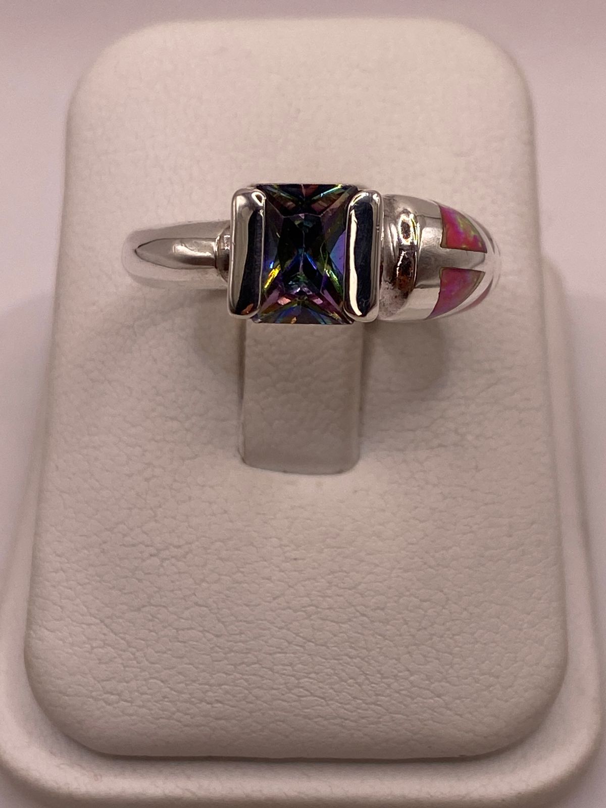 ANILLO CON ÓPALO DE FUEGO Y ZIRCONIA MULTICOLOR EN PLATA LEY .950