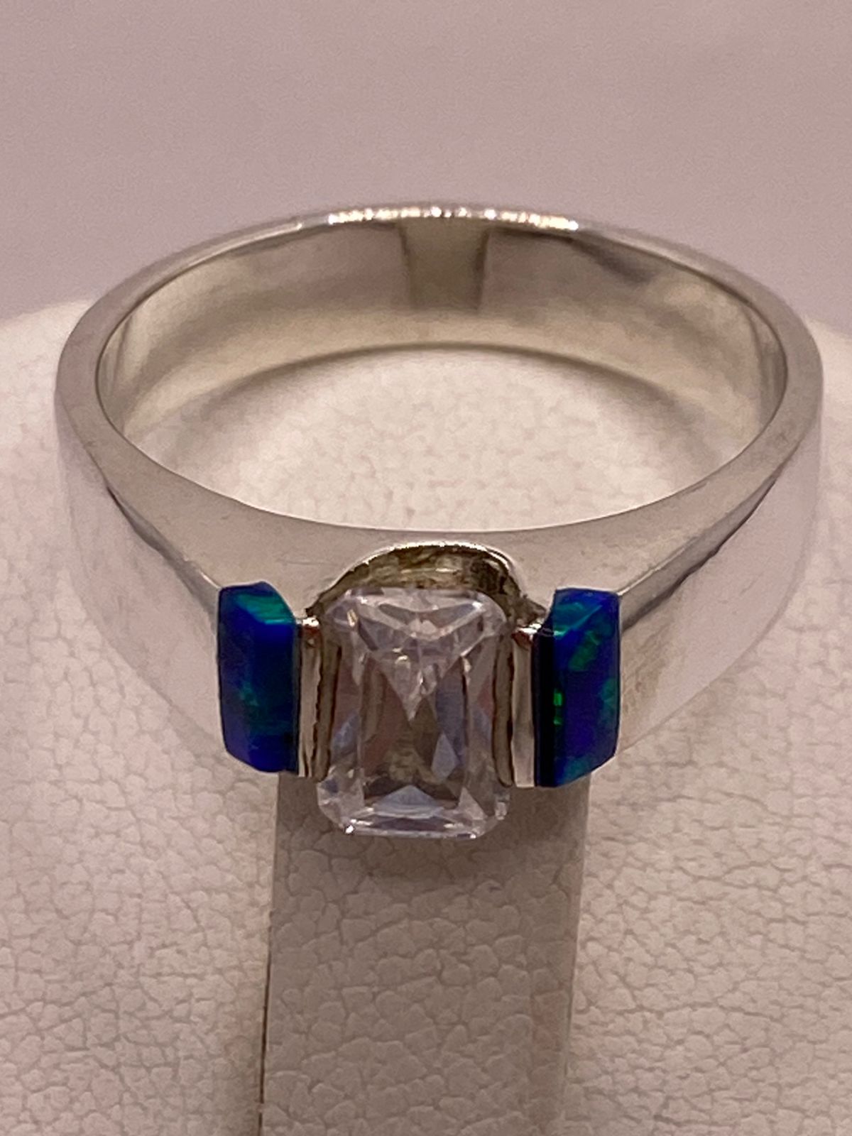 Anillo con Ópalo de Fuego y Zirconia en Plata Ley .925