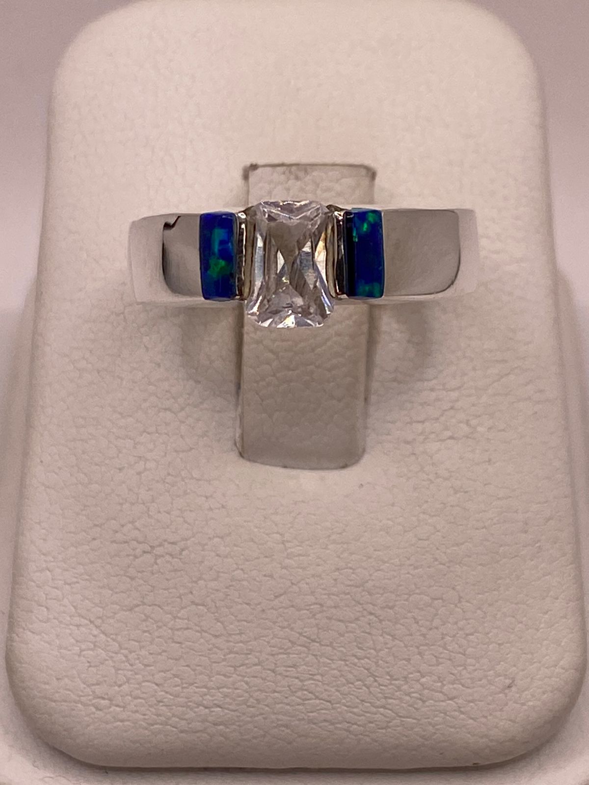 Anillo con Ópalo de Fuego y Zirconia en Plata Ley .925