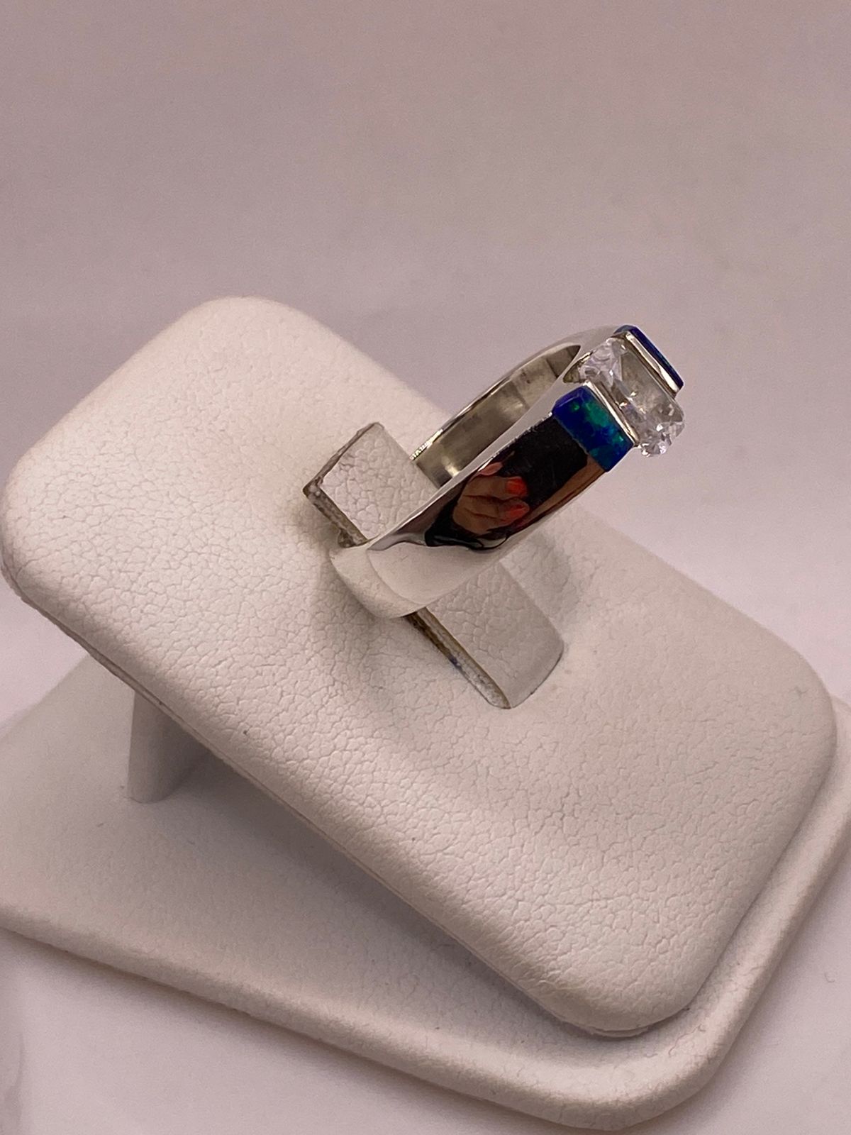 Anillo con Ópalo de Fuego y Zirconia en Plata Ley .925