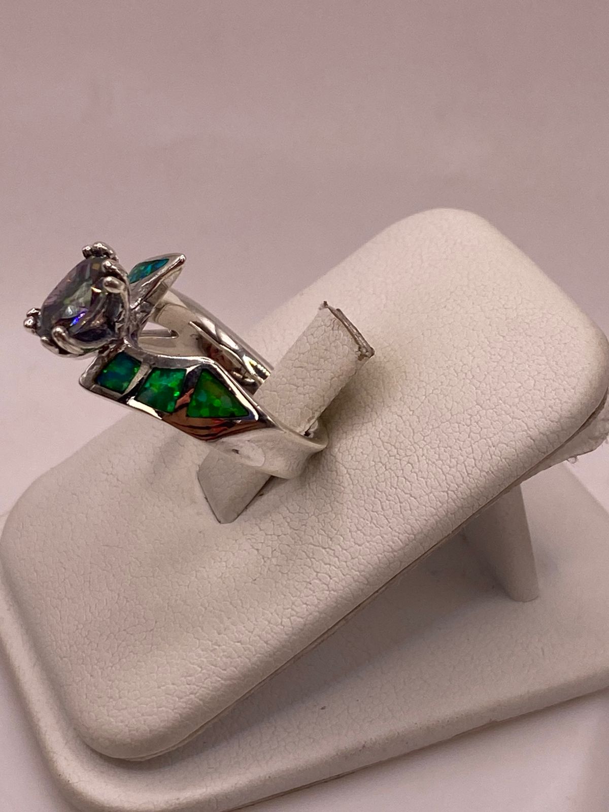 Anillo con Ópalo de Fuego y Zirconia Tornasol en Plata Ley .950