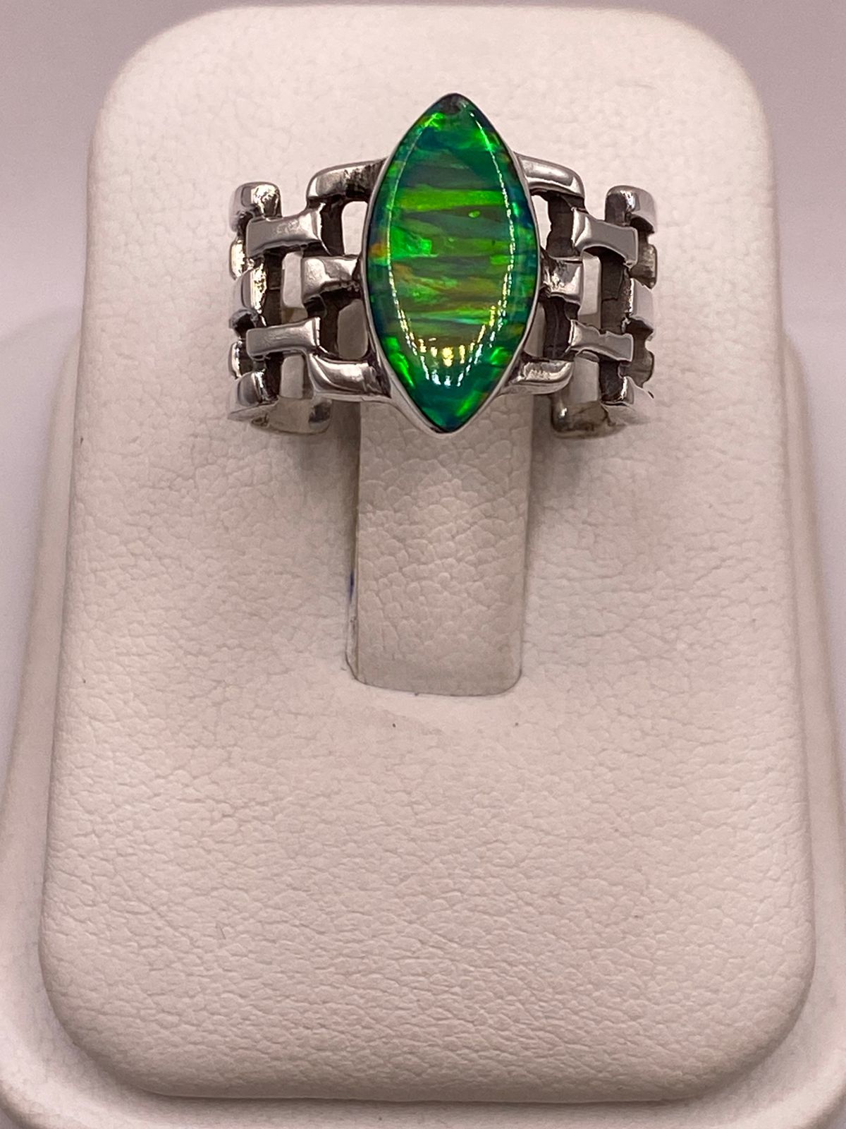 ANILLO DE ÓPALO VERDE Y AZUL TIPO MARQUESA EN PLATA LEY 950