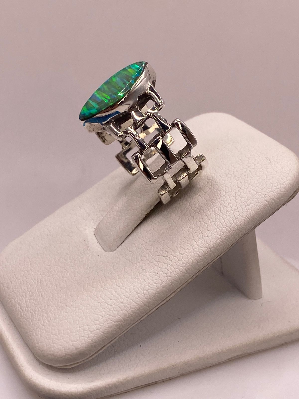 ANILLO DE ÓPALO VERDE Y AZUL TIPO MARQUESA EN PLATA LEY 950
