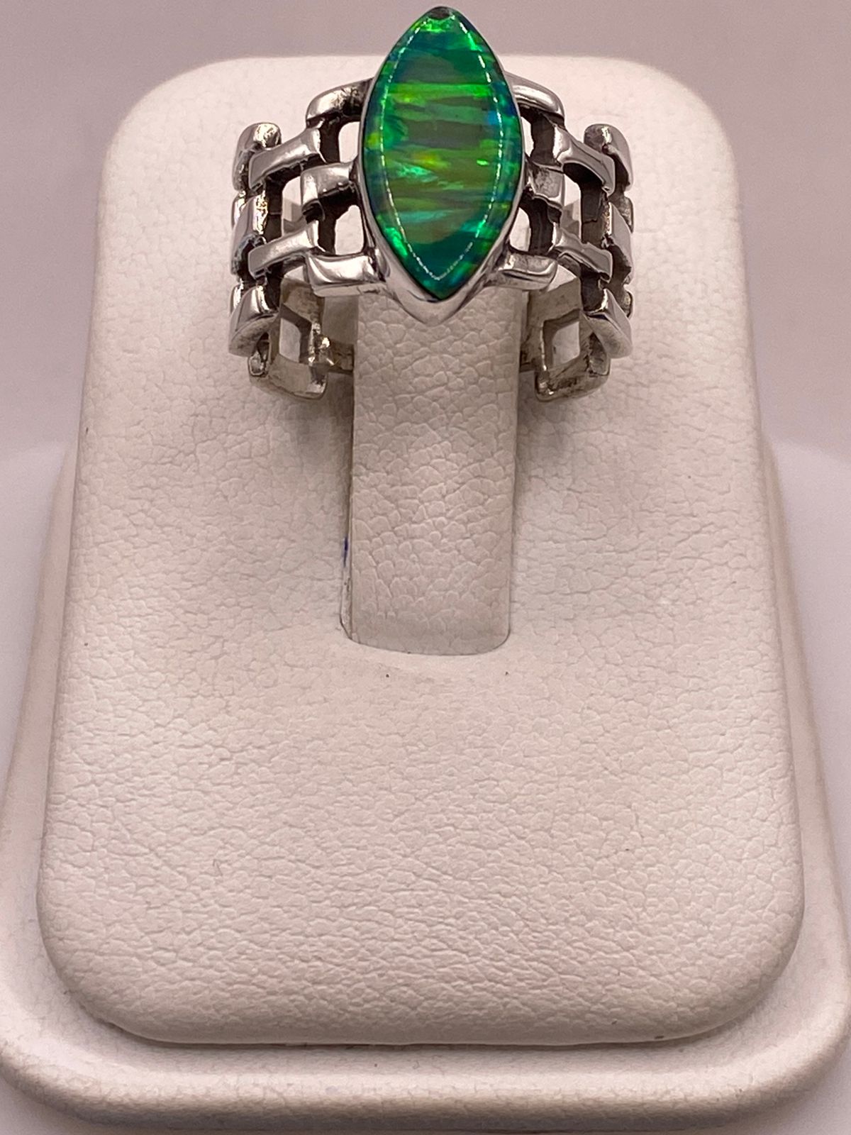 ANILLO DE ÓPALO VERDE Y AZUL TIPO MARQUESA EN PLATA LEY 950