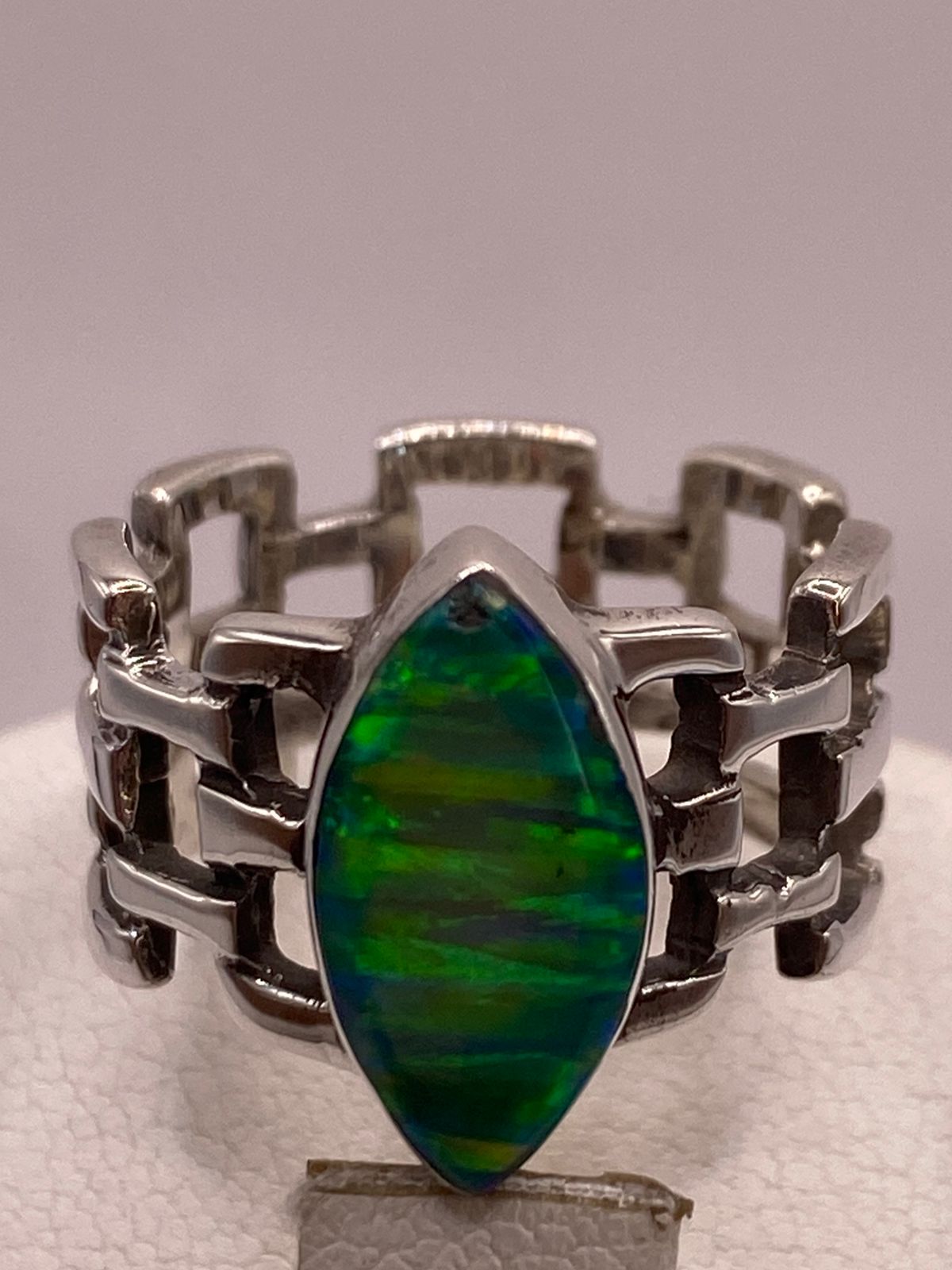 ANILLO DE ÓPALO VERDE Y AZUL TIPO MARQUESA EN PLATA LEY 950