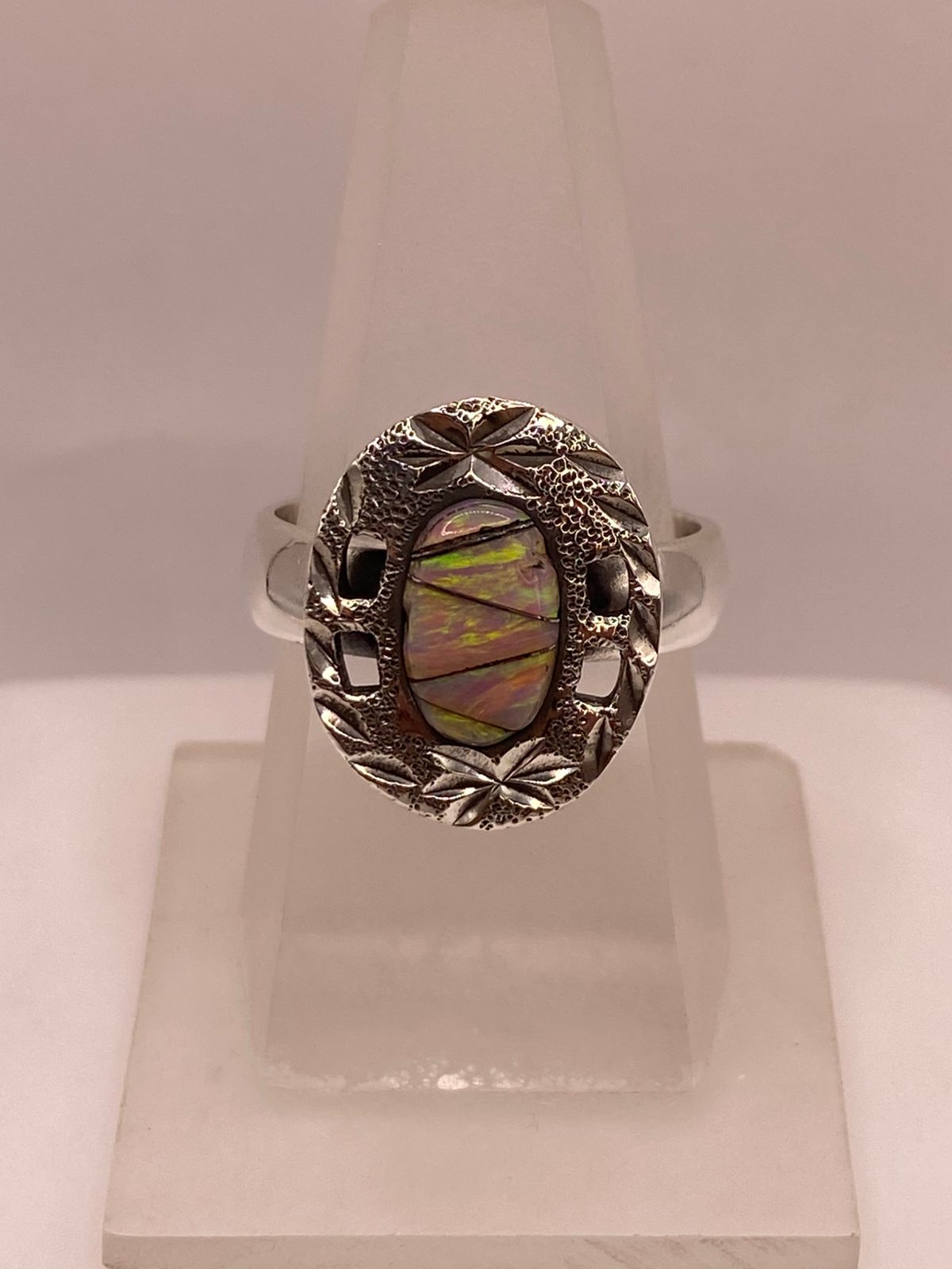 Anillo Ovalado de Plata Ley 950 con Ópalo de Fuego