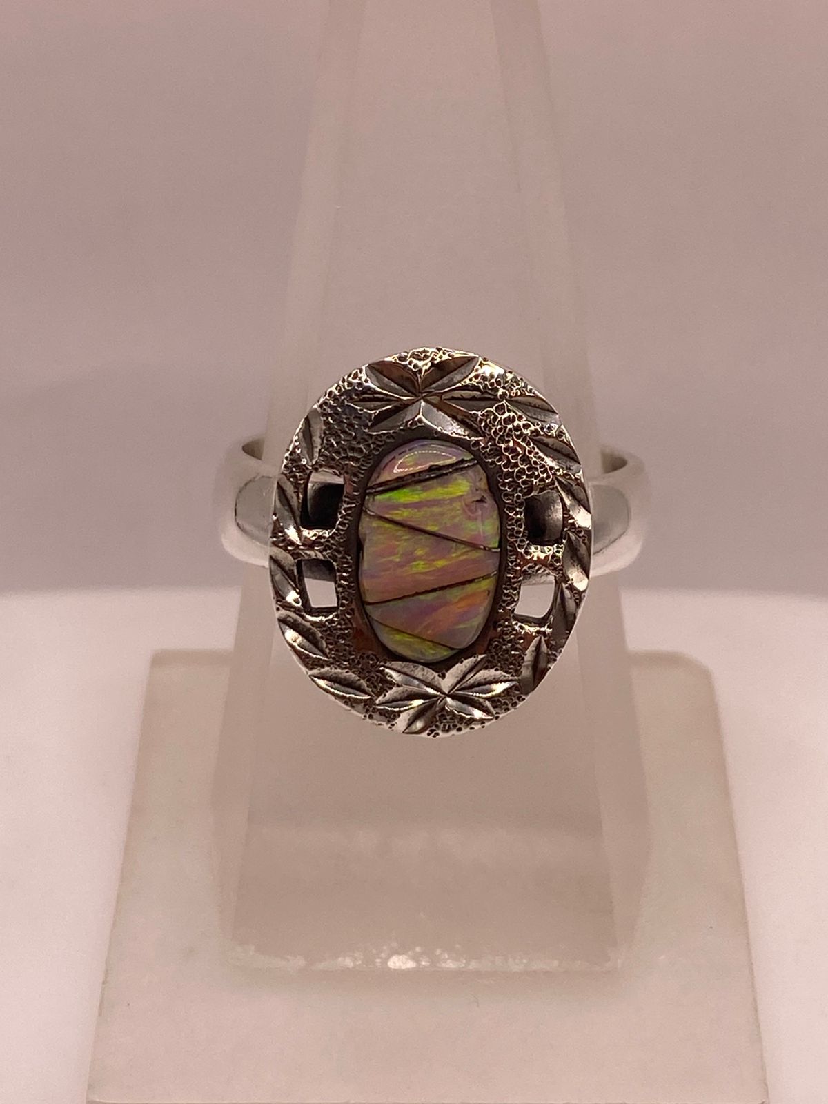 Anillo Ovalado de Plata Ley 950 con Ópalo de Fuego