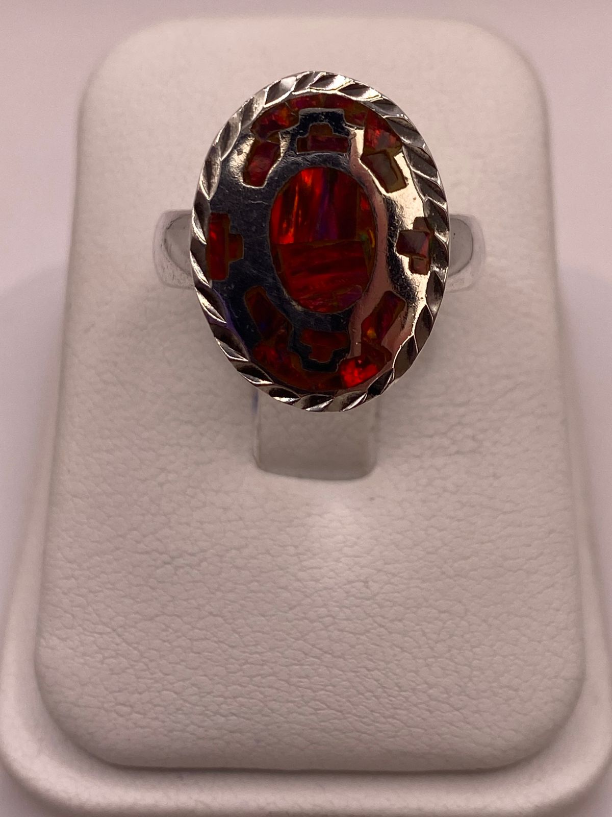 Anillo Ovalado de Plata Ley 950 con Ópalo de Fuego Rojo