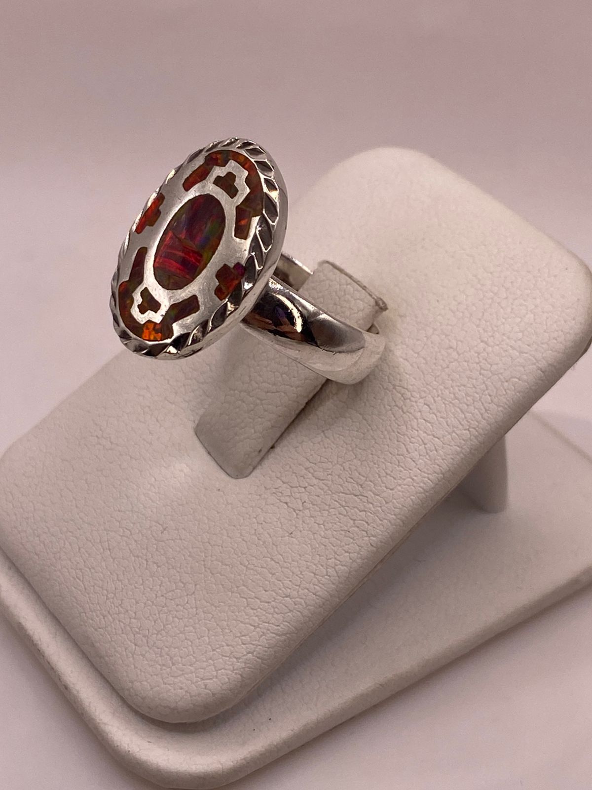 Anillo Ovalado de Plata Ley 950 con Ópalo de Fuego Rojo