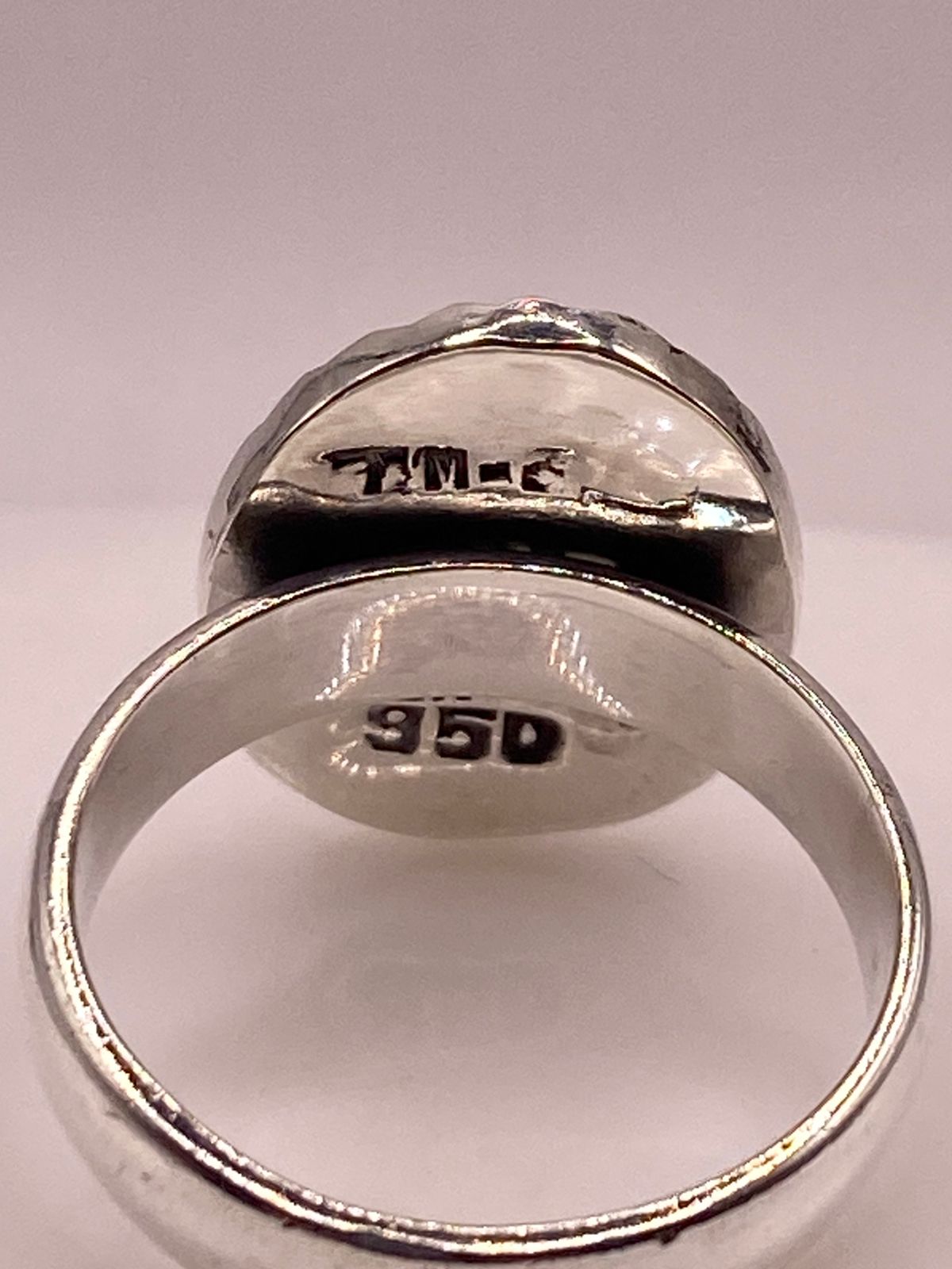 Anillo Ovalado de Plata Ley 950 con Ópalo de Fuego Rojo