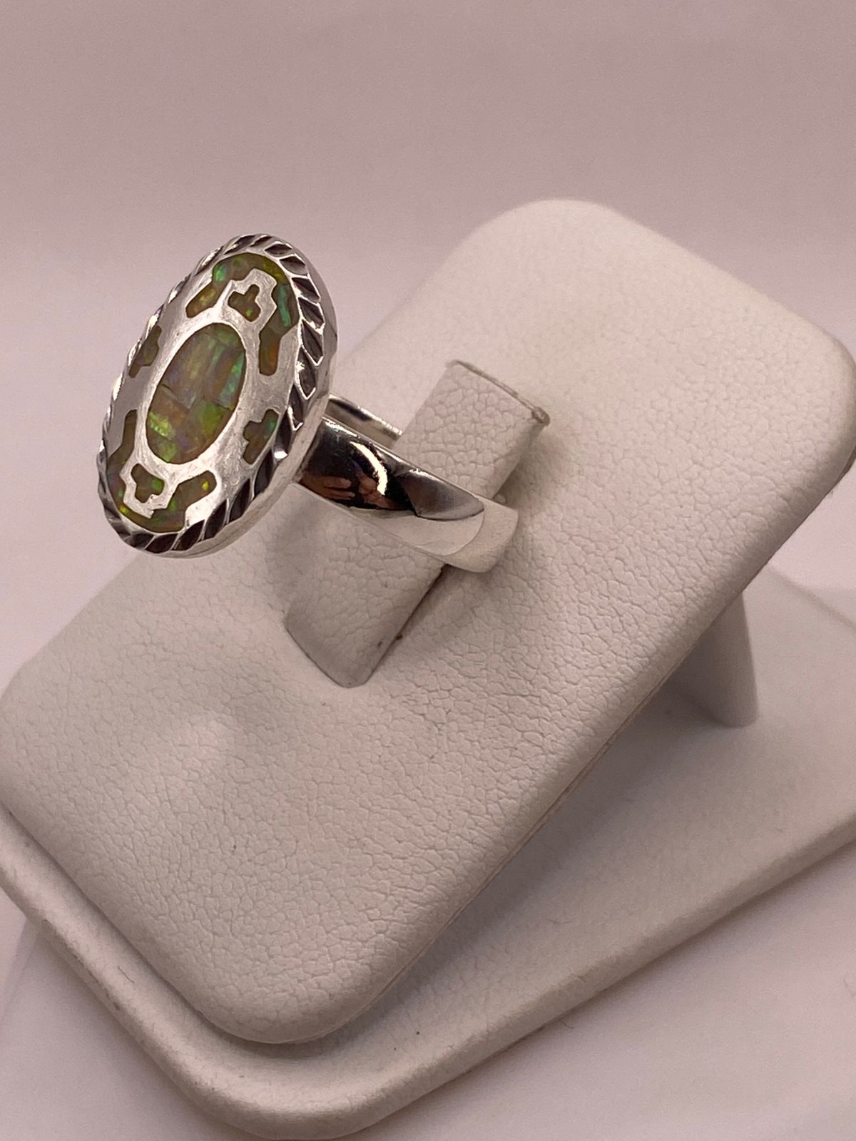 ANILLO OVALADO DE PLATA LEY 950 CON ÓPALO DE FUEGO VERDE