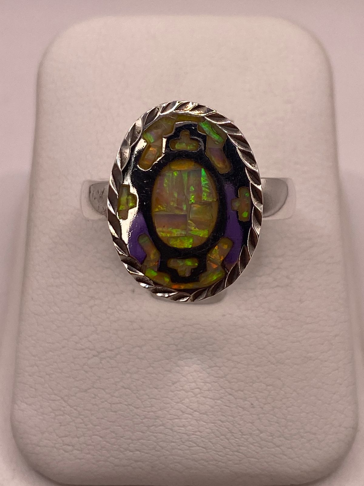 ANILLO OVALADO DE PLATA LEY 950 CON ÓPALO DE FUEGO VERDE