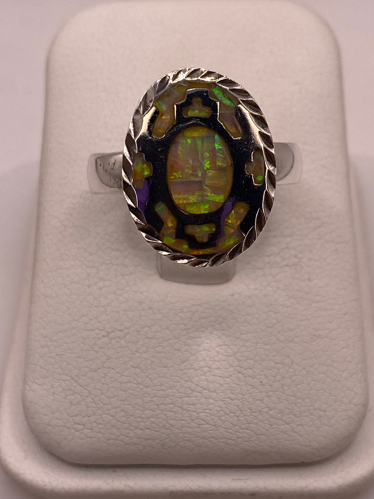 ANILLO OVALADO DE PLATA LEY 950 CON ÓPALO DE FUEGO VERDE