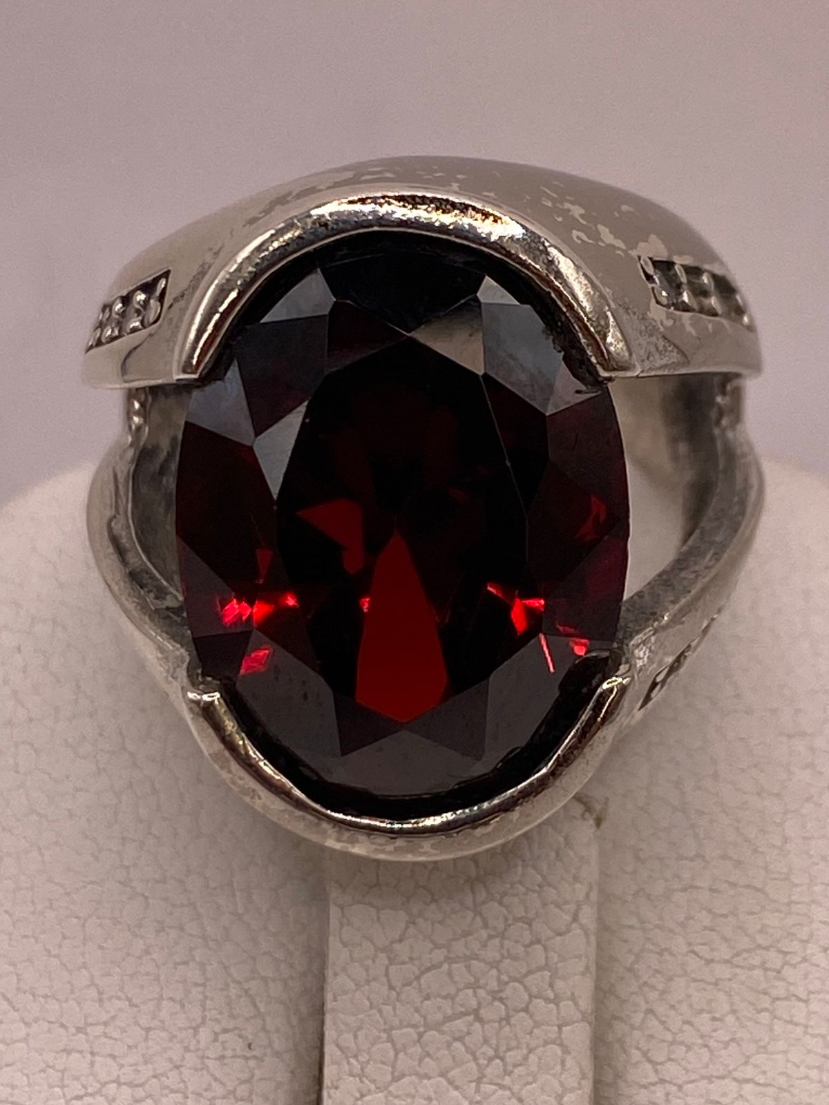 Anillo Oválado con Zirconia Roja en Plata Ley 925