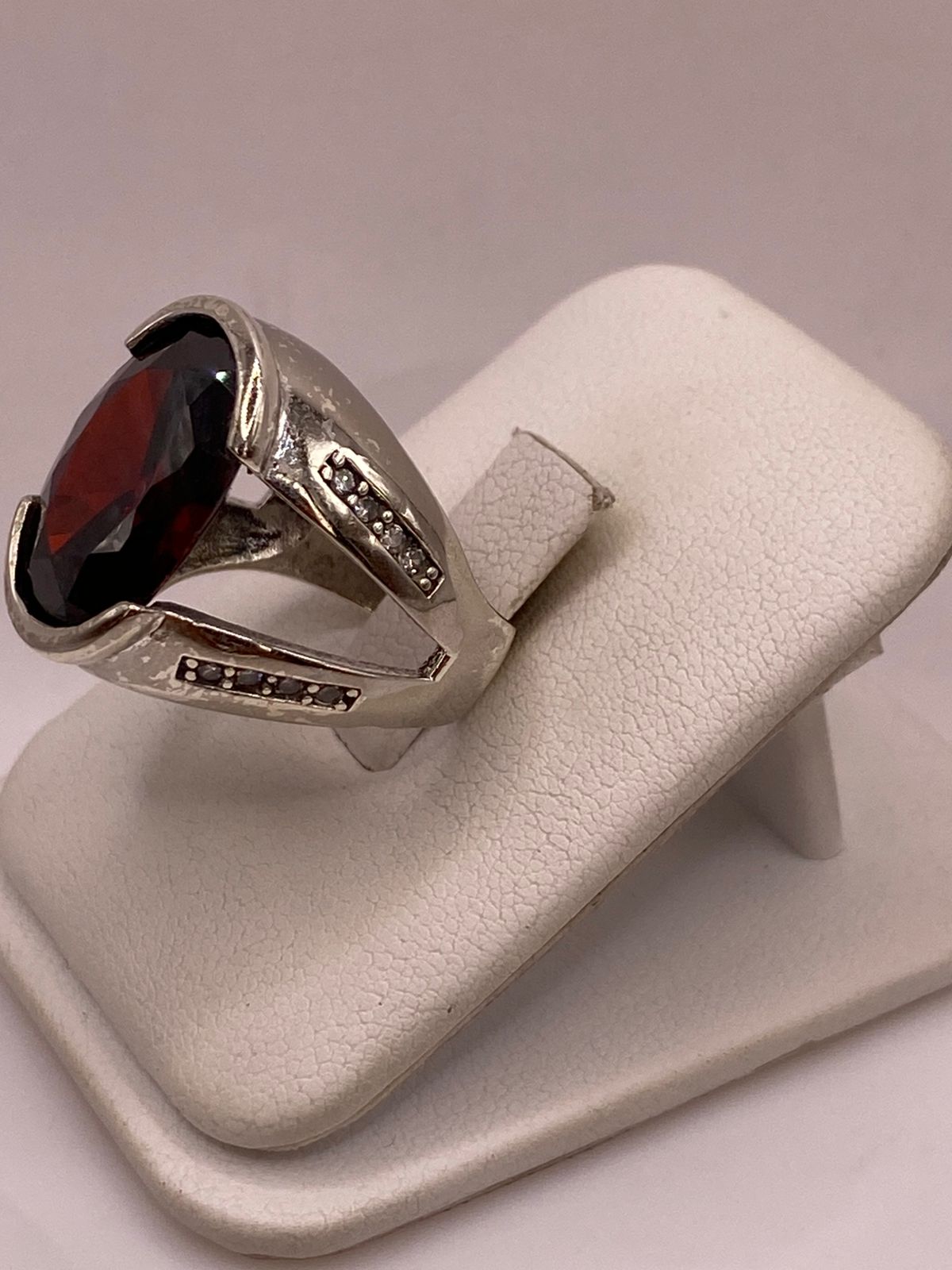 Anillo Oválado con Zirconia Roja en Plata Ley 925
