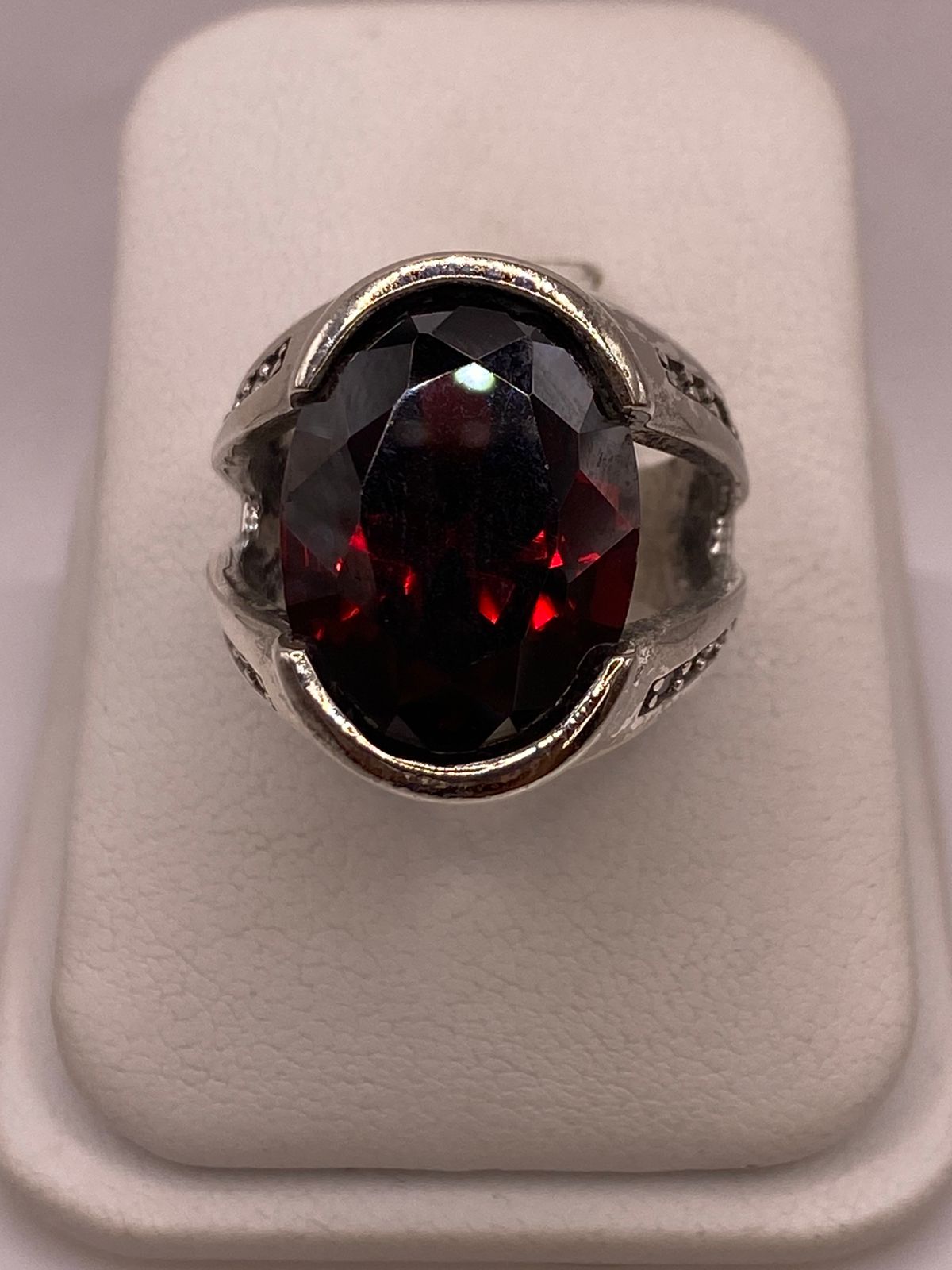 Anillo Oválado con Zirconia Roja en Plata Ley 925
