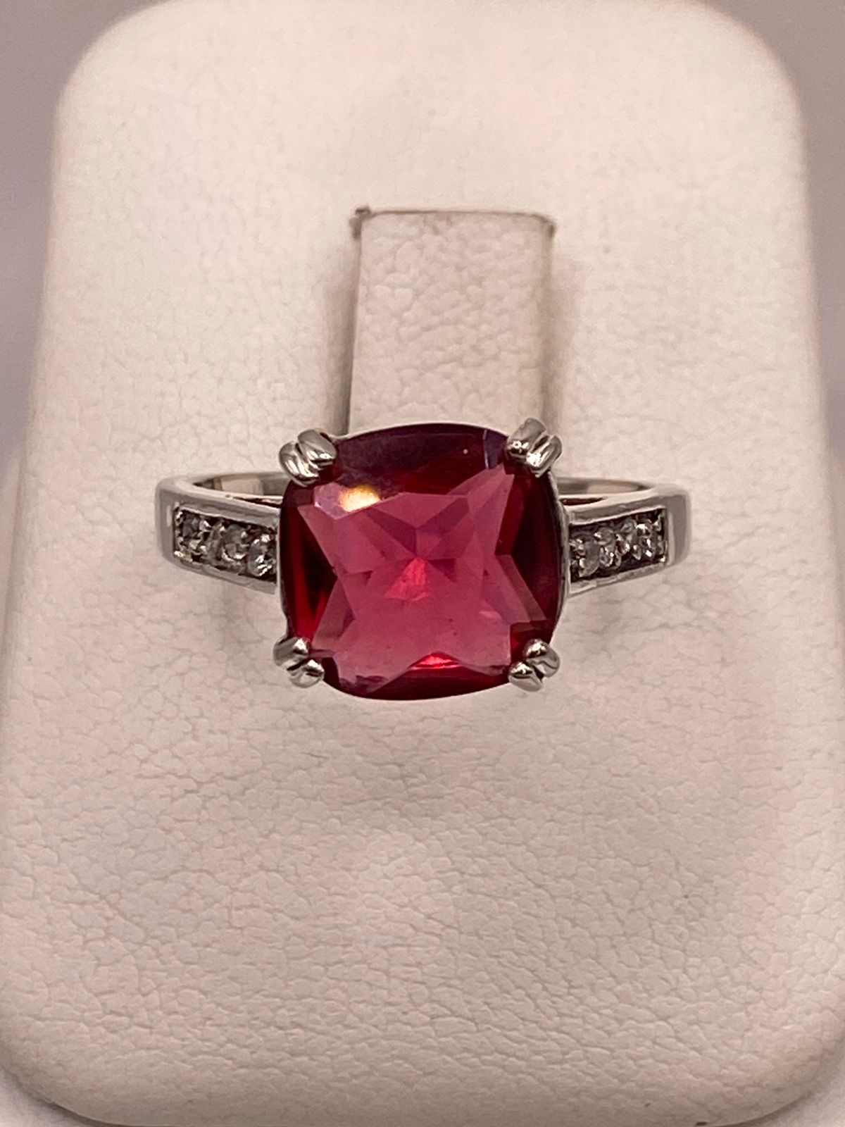Anillo de Plata 925 con Zirconia Roja Corte Cojín, Diseño Solitario Elegante