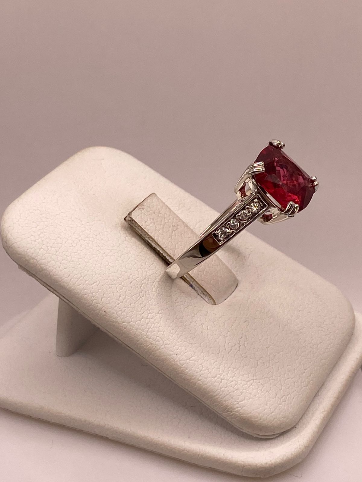 Anillo de Plata 925 con Zirconia Roja Corte Cojín, Diseño Solitario Elegante